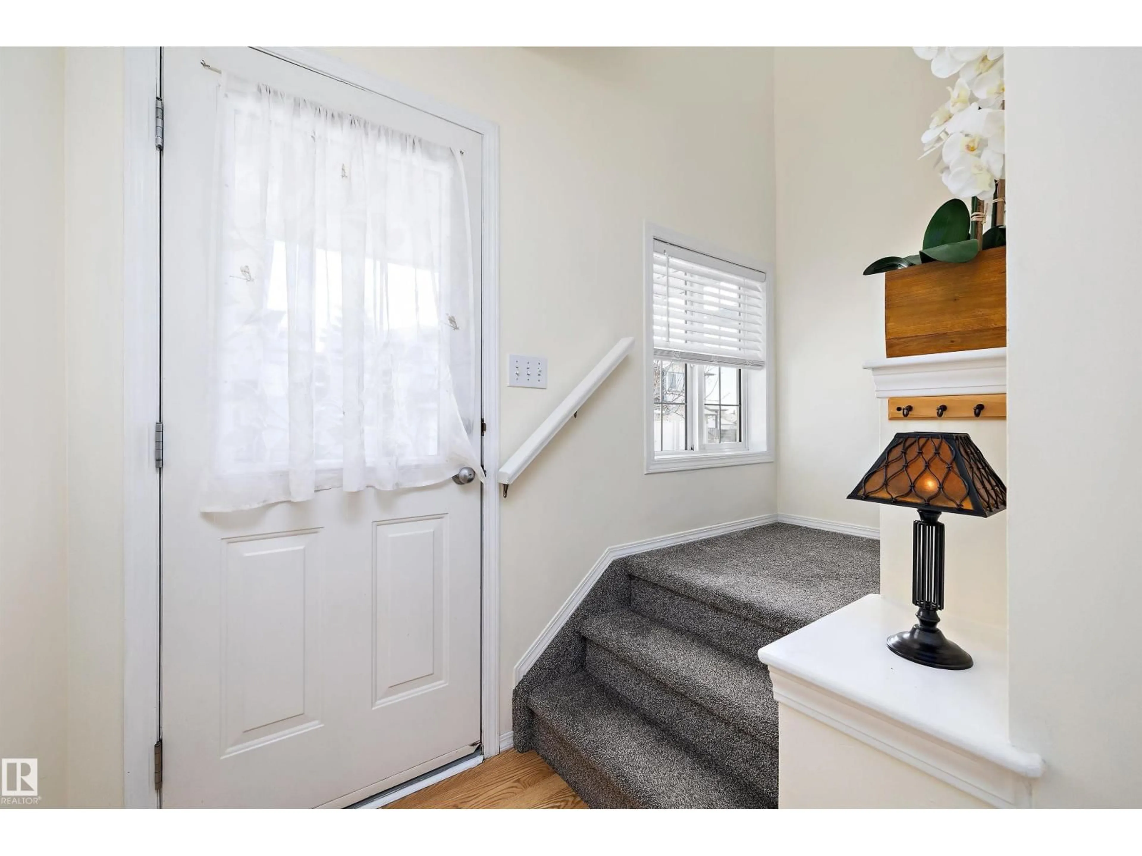 Indoor entryway for #21 - 2004 GRANTHAM CT, Edmonton Alberta T5T6R9