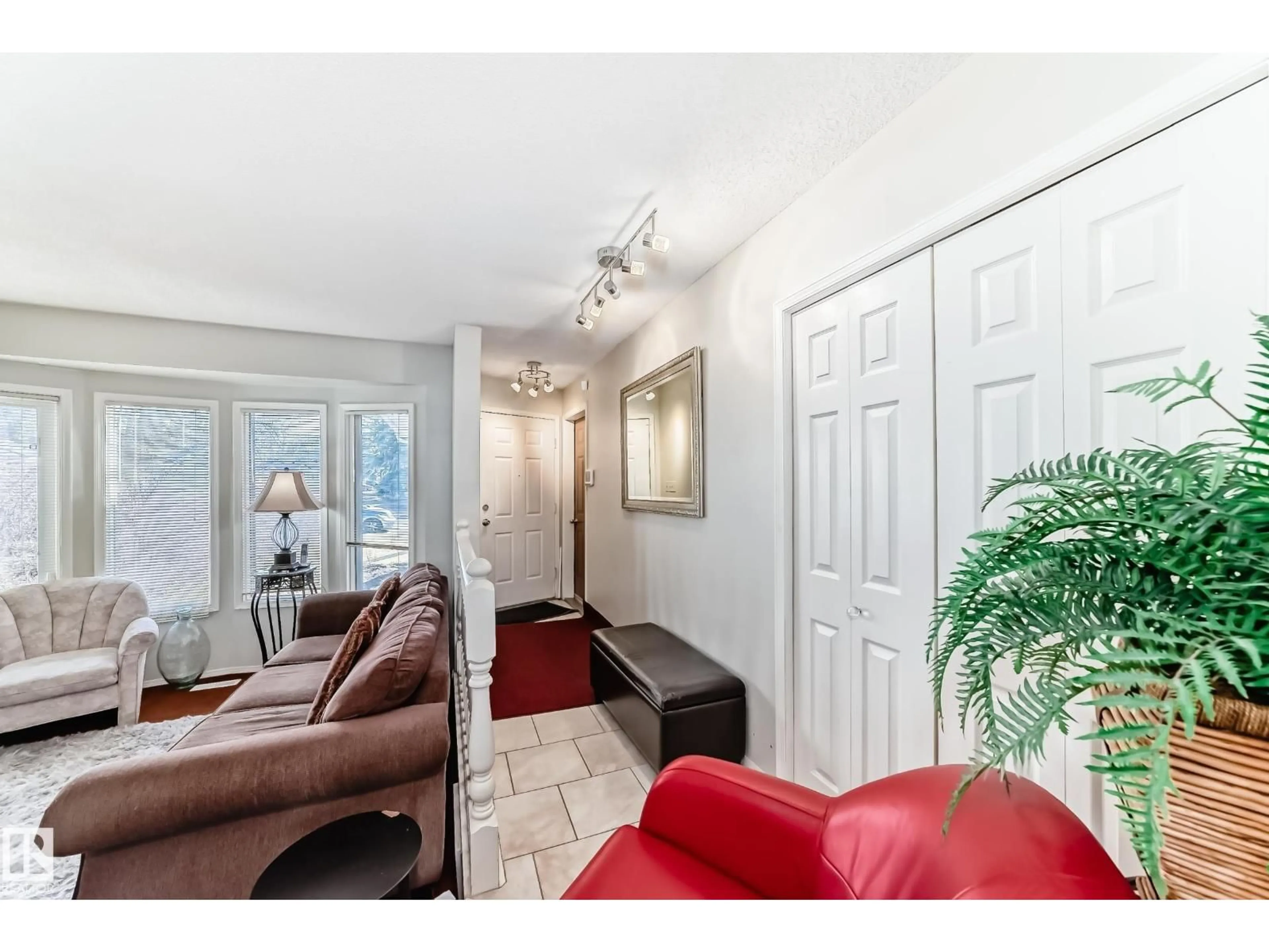 Indoor entryway for 3218 36 ST, Edmonton Alberta T6L4V9