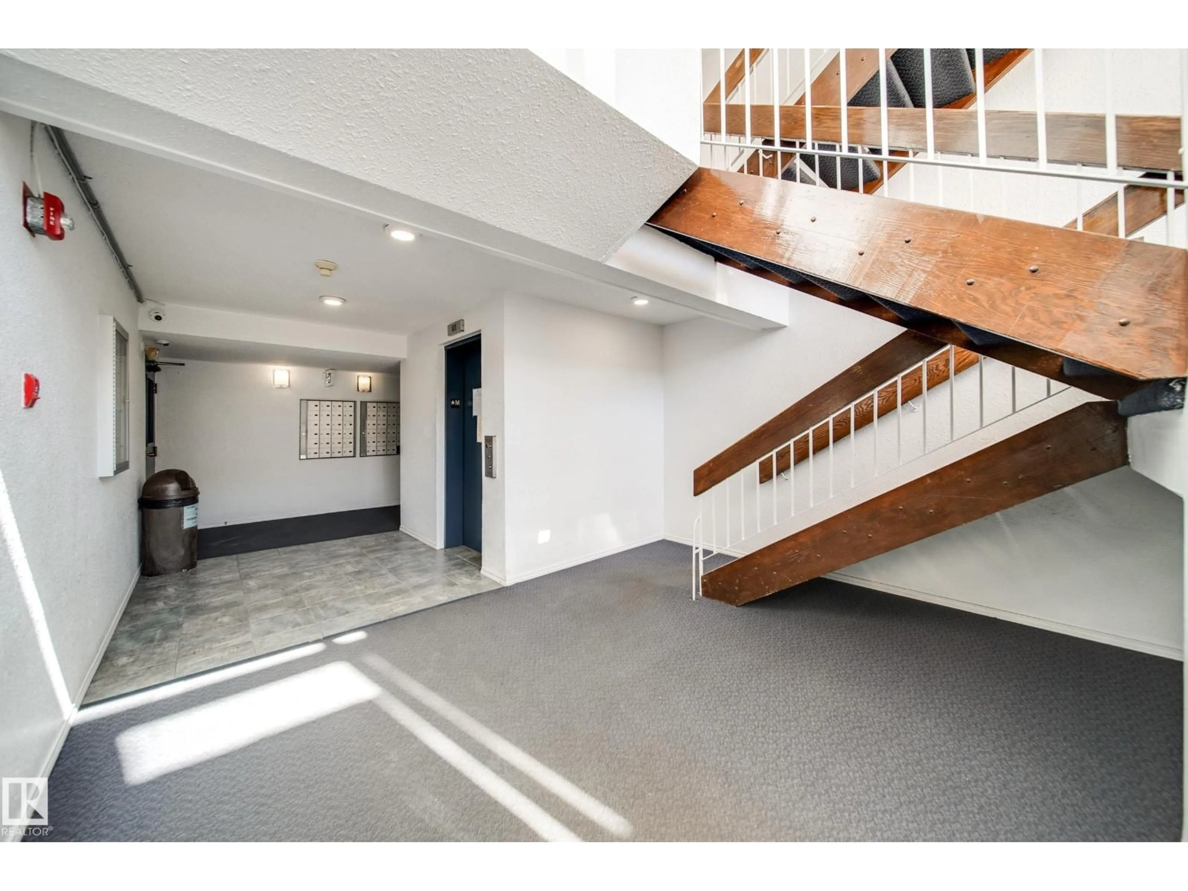Indoor foyer for #106 - 2628 MILL WOODS RD E, Edmonton Alberta T6L5G1