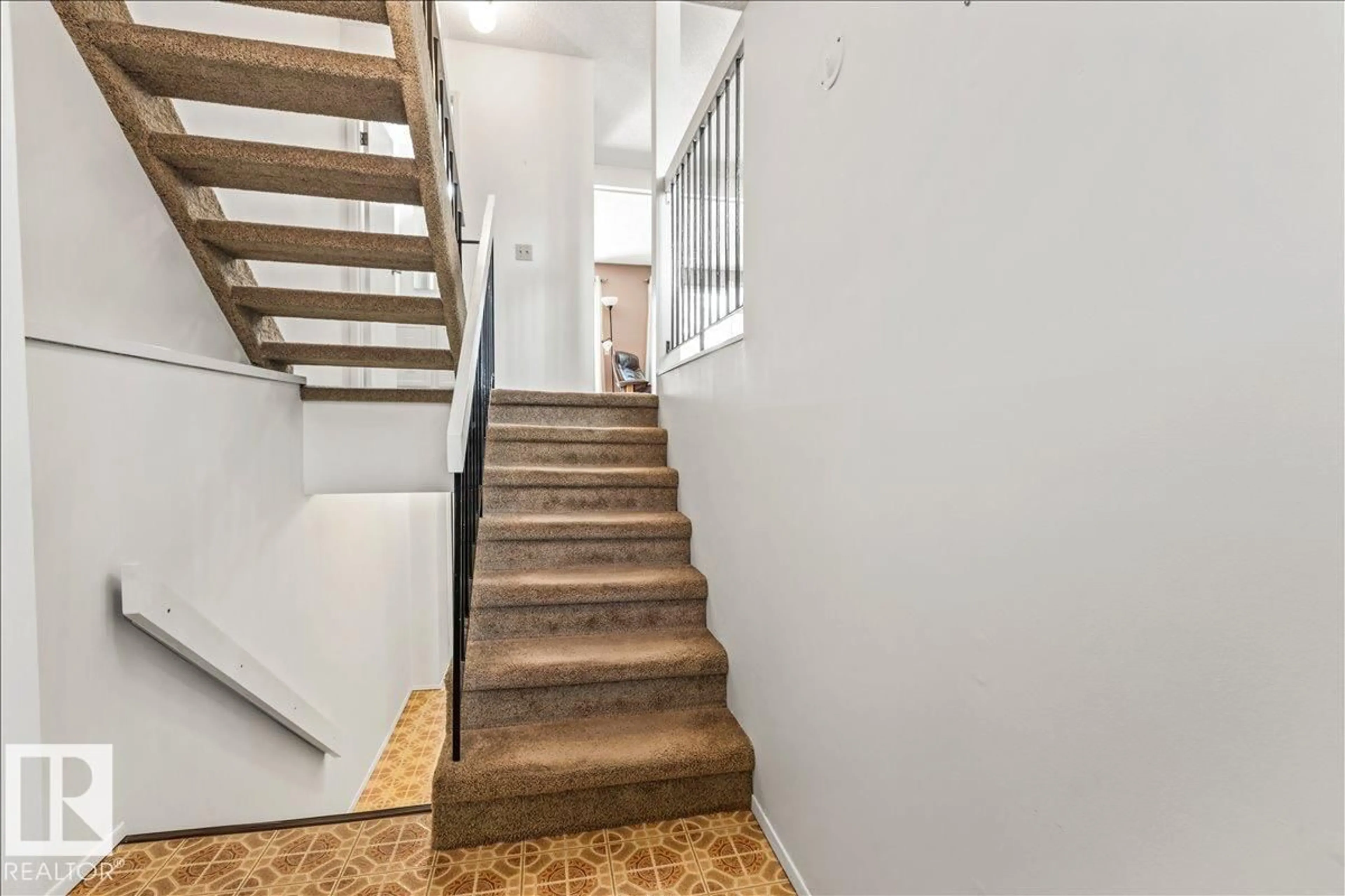 Stairs for 31 GRANDIN WOODS ES, St. Albert Alberta T8N2Y4