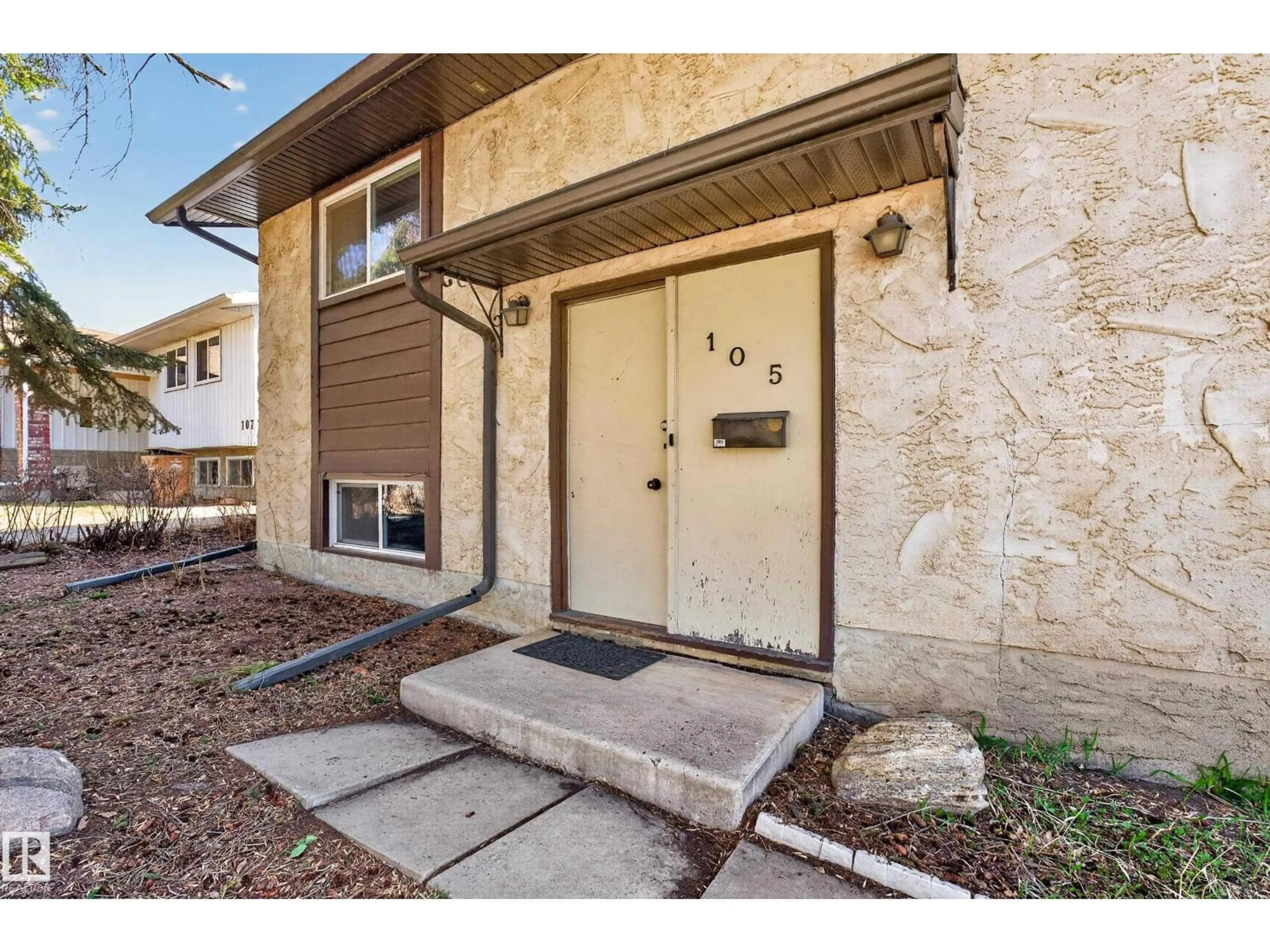 Indoor entryway for 105 MISSION AV, St. Albert Alberta T8N2C5