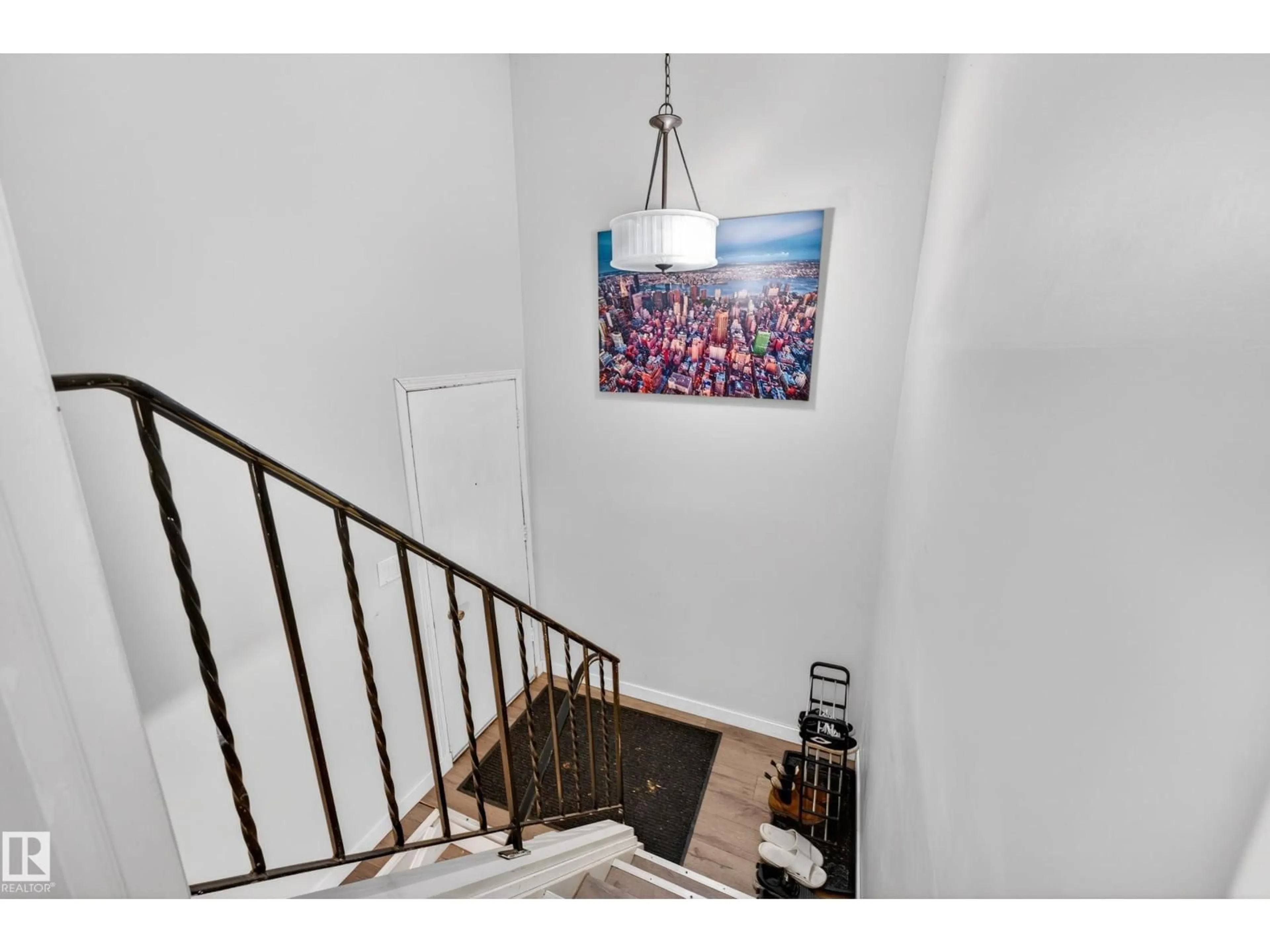 Indoor entryway for 105 MISSION AV, St. Albert Alberta T8N2C5