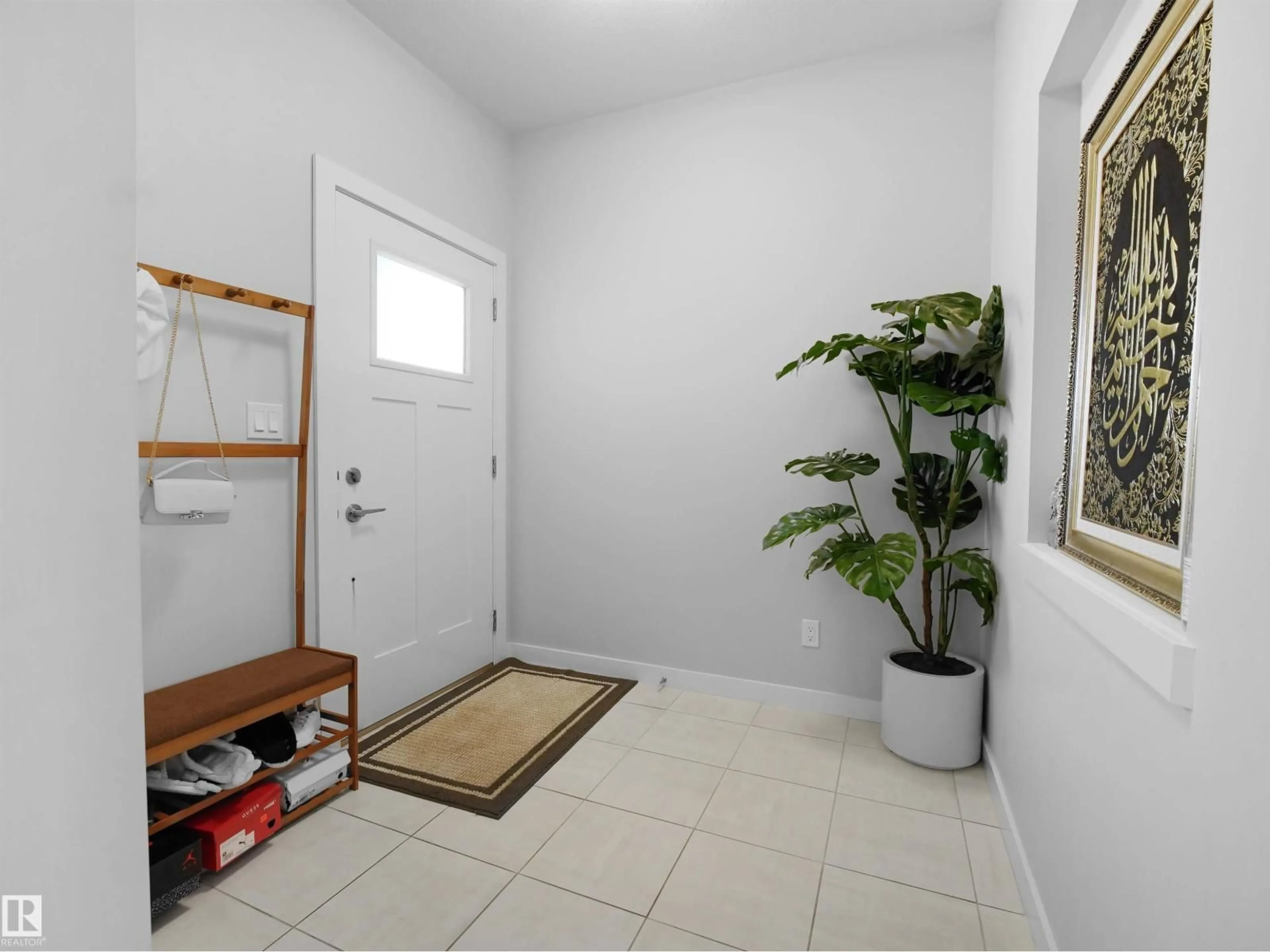 Indoor entryway for 9143 PEAR DR, Edmonton Alberta T6X2N8