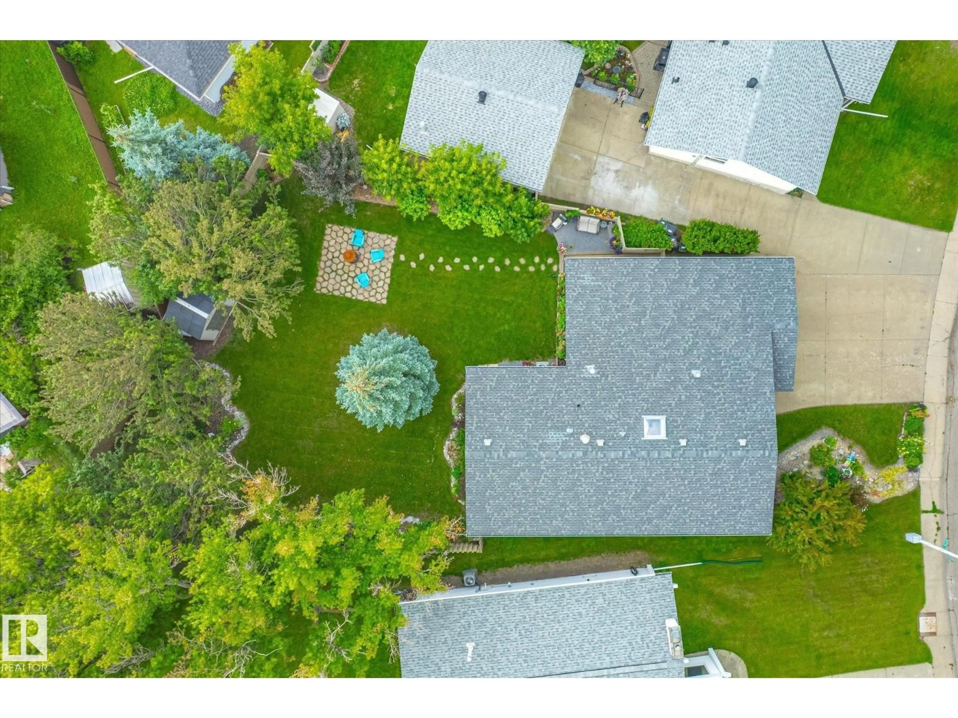 A pic from outside/outdoor area/front of a property/back of a property/a pic from drone, street for 10339 36A AV, Edmonton Alberta T6J2H5