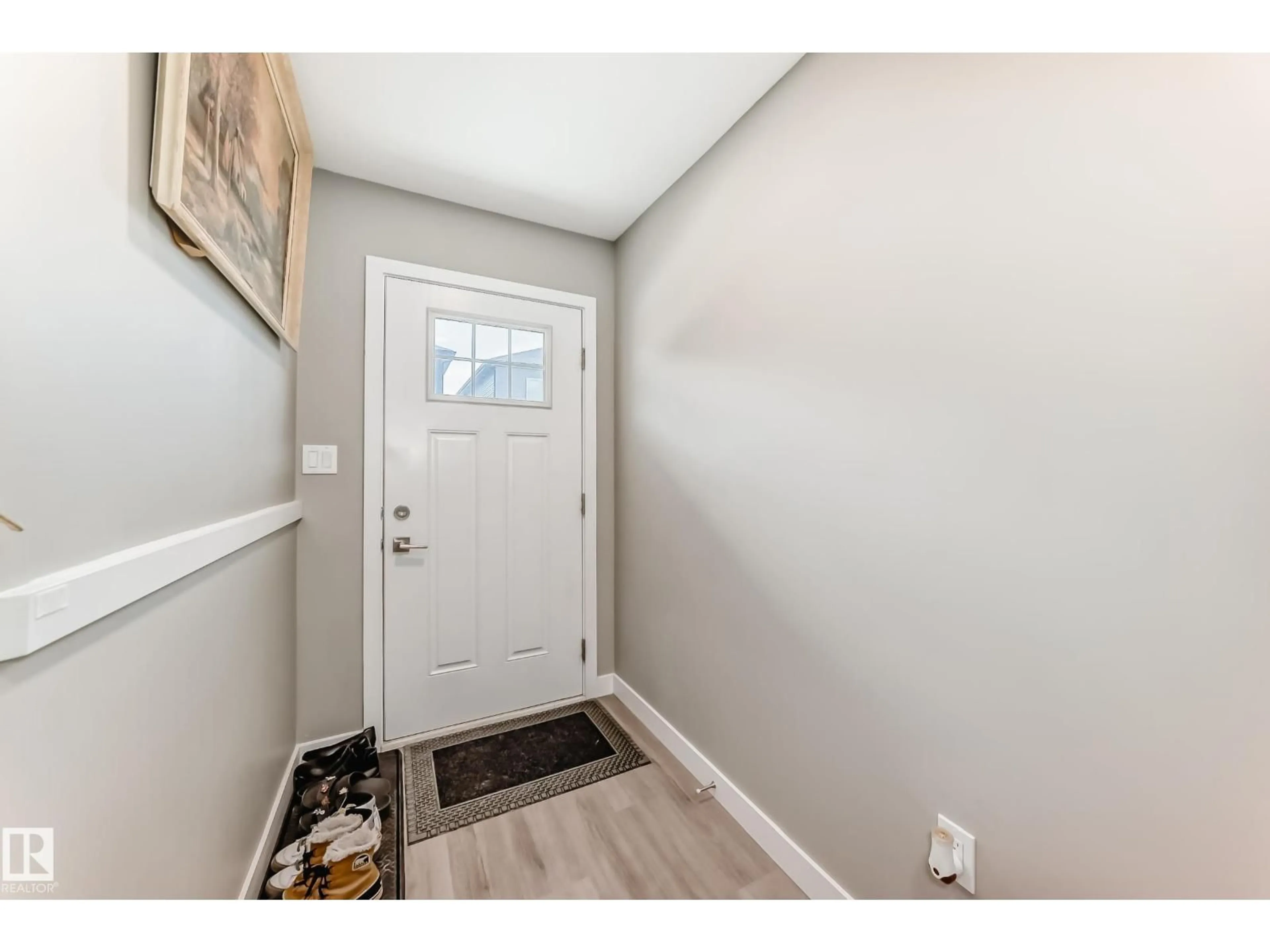 Indoor entryway for 92 17635 58 ST NW, Edmonton Alberta T5Y4C2