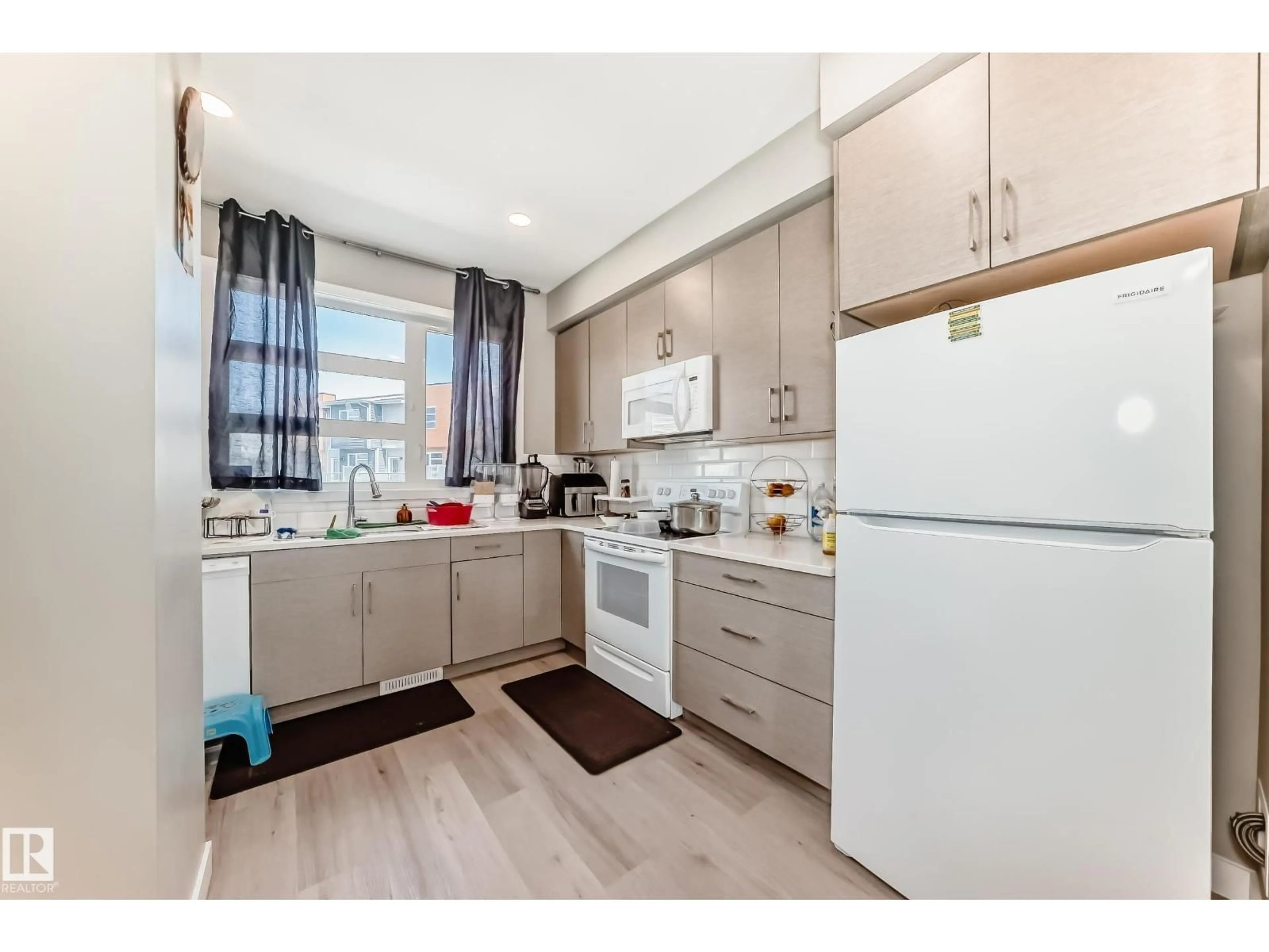 Standard kitchen, unknown for 92 17635 58 ST NW, Edmonton Alberta T5Y4C2