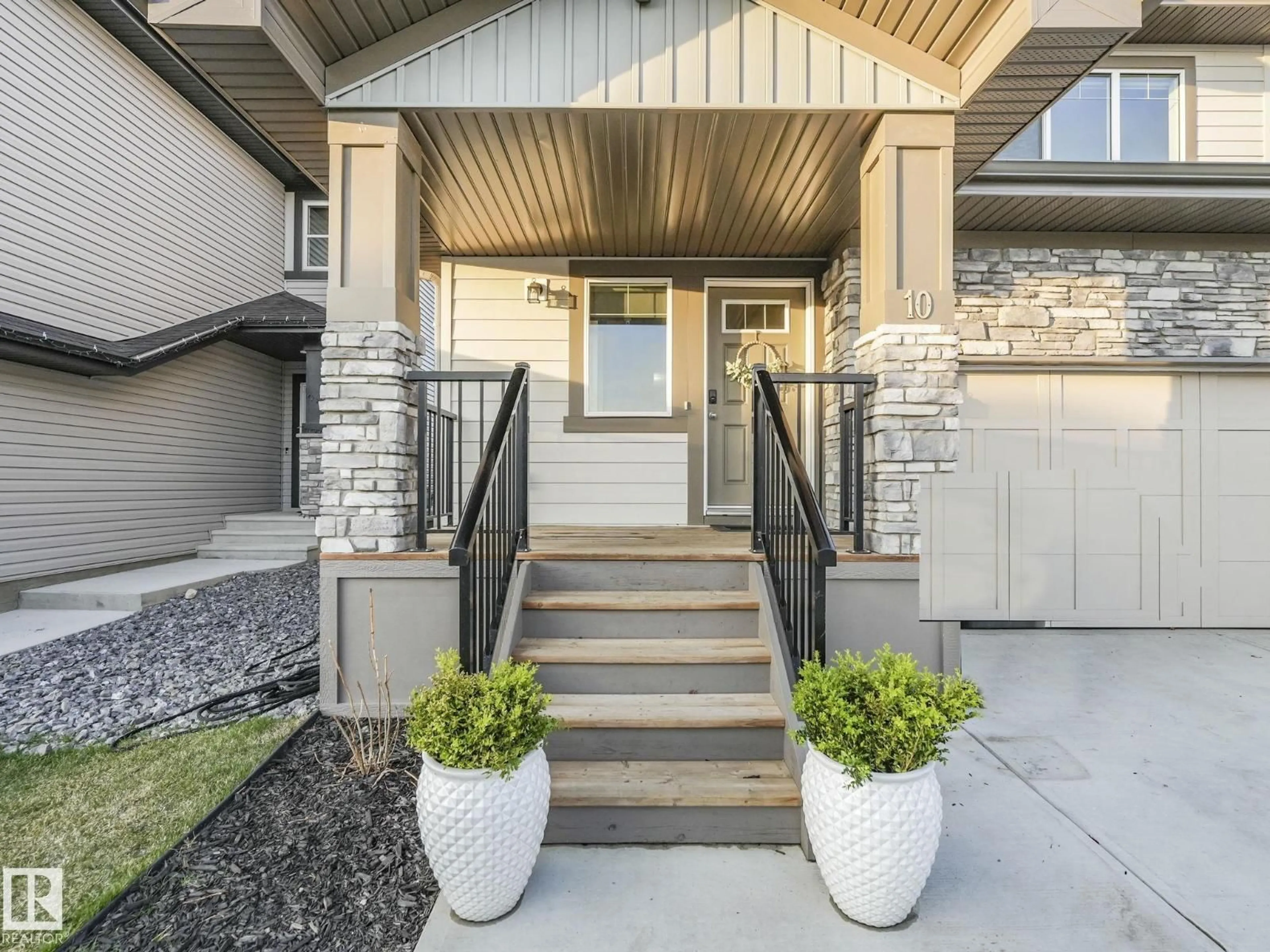 Indoor entryway for 10 AUTUMNWOOD CR, Spruce Grove Alberta T7X0J3