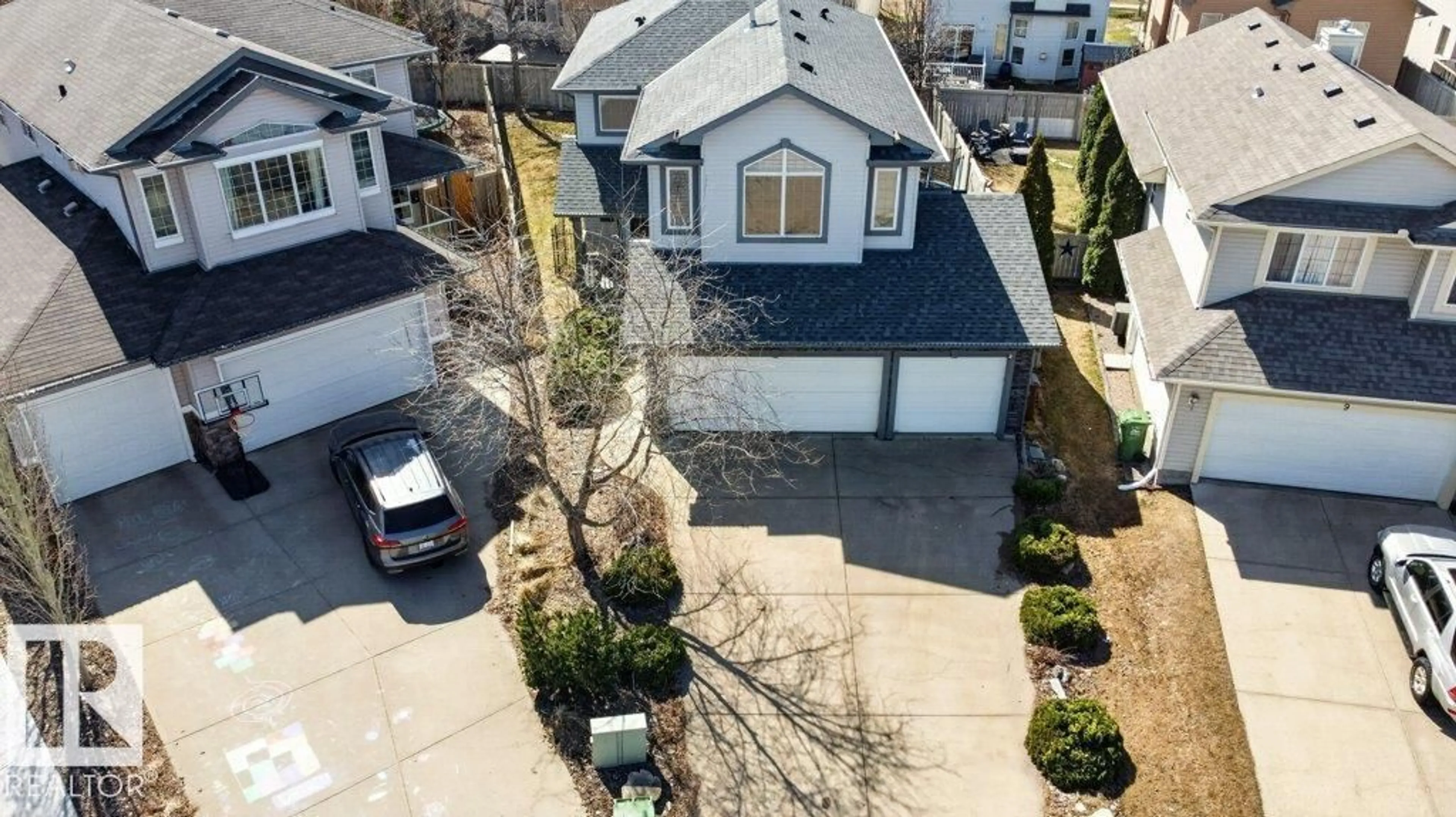 A pic from outside/outdoor area/front of a property/back of a property/a pic from drone, street for 10 ERICKSON CL, St. Albert Alberta T8N7G5