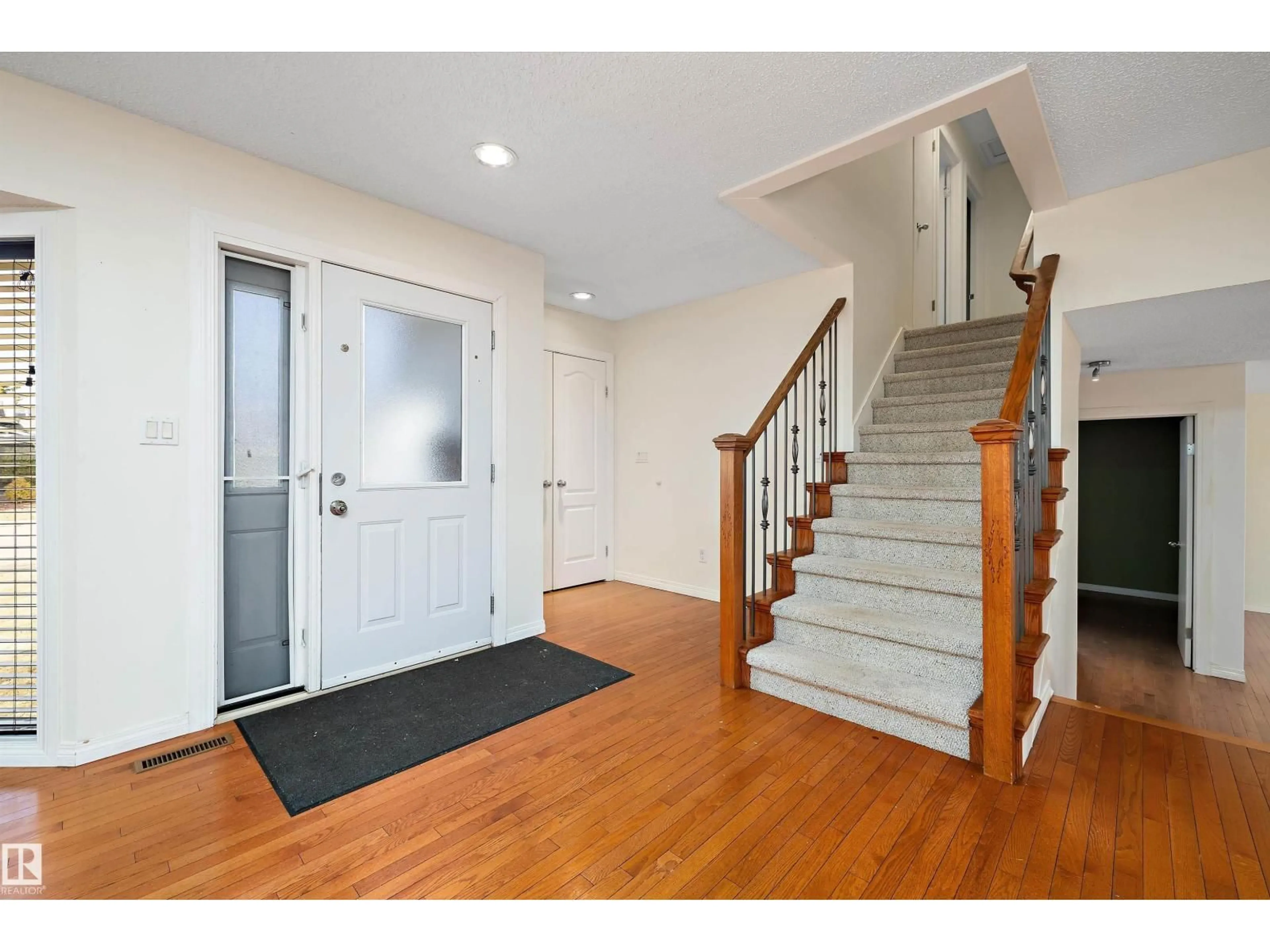 Indoor entryway for 115 WALKER RD, Edmonton Alberta T5T4C2