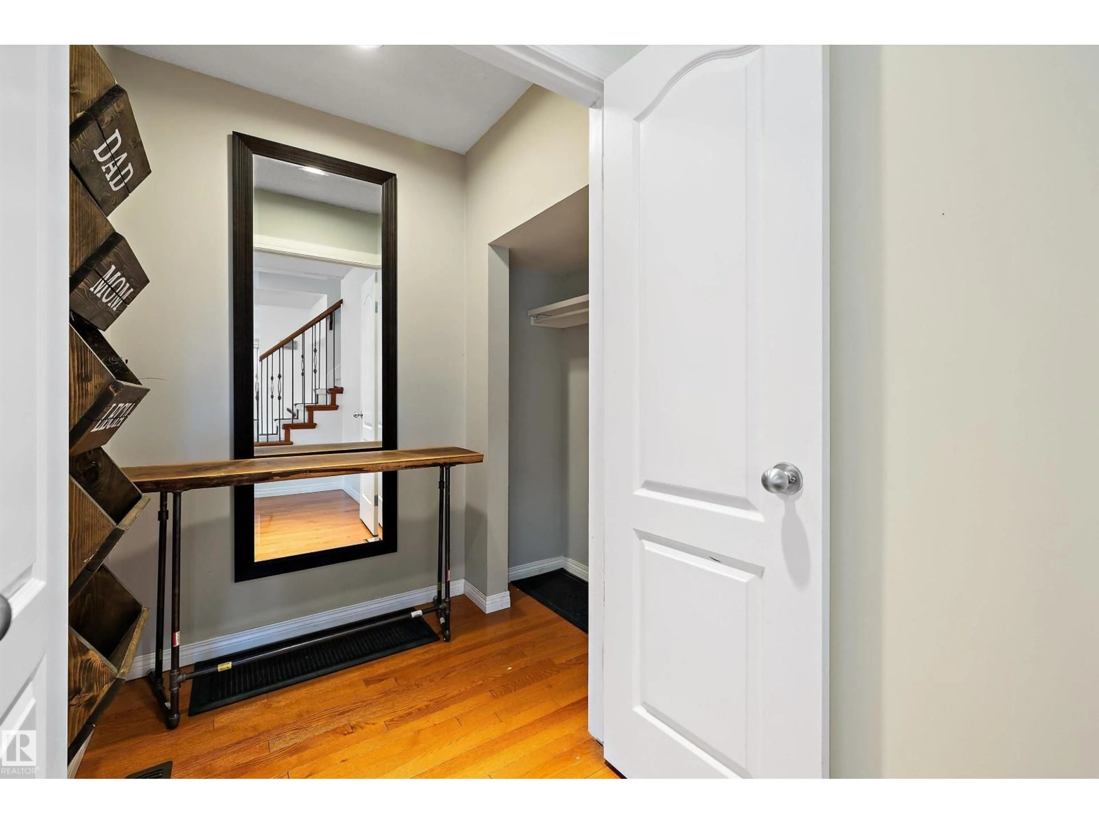 Indoor entryway for 115 WALKER RD, Edmonton Alberta T5T4C2