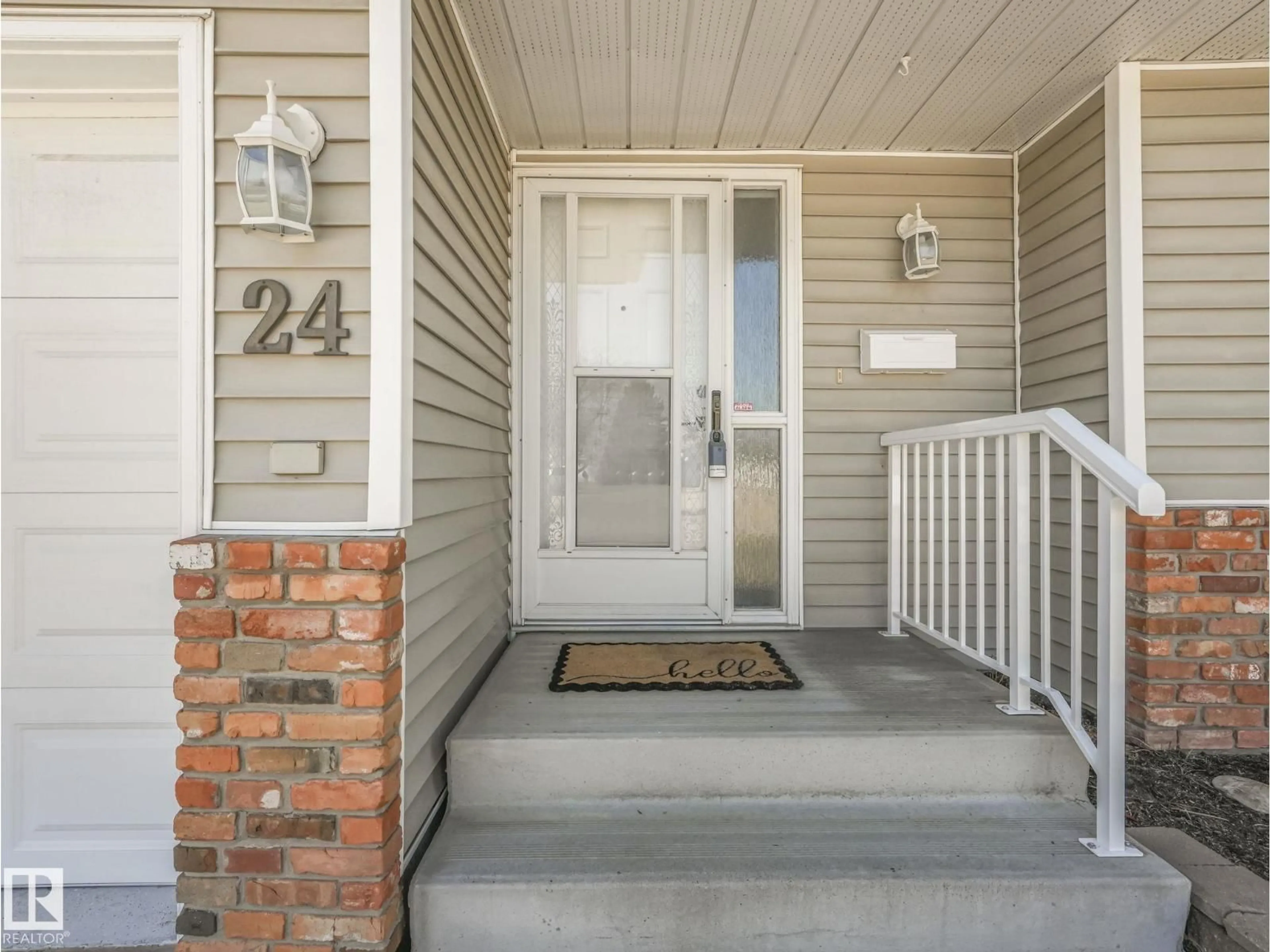 Indoor entryway for 2 - 24 GEORGIAN WY, Sherwood Park Alberta T8A5K3