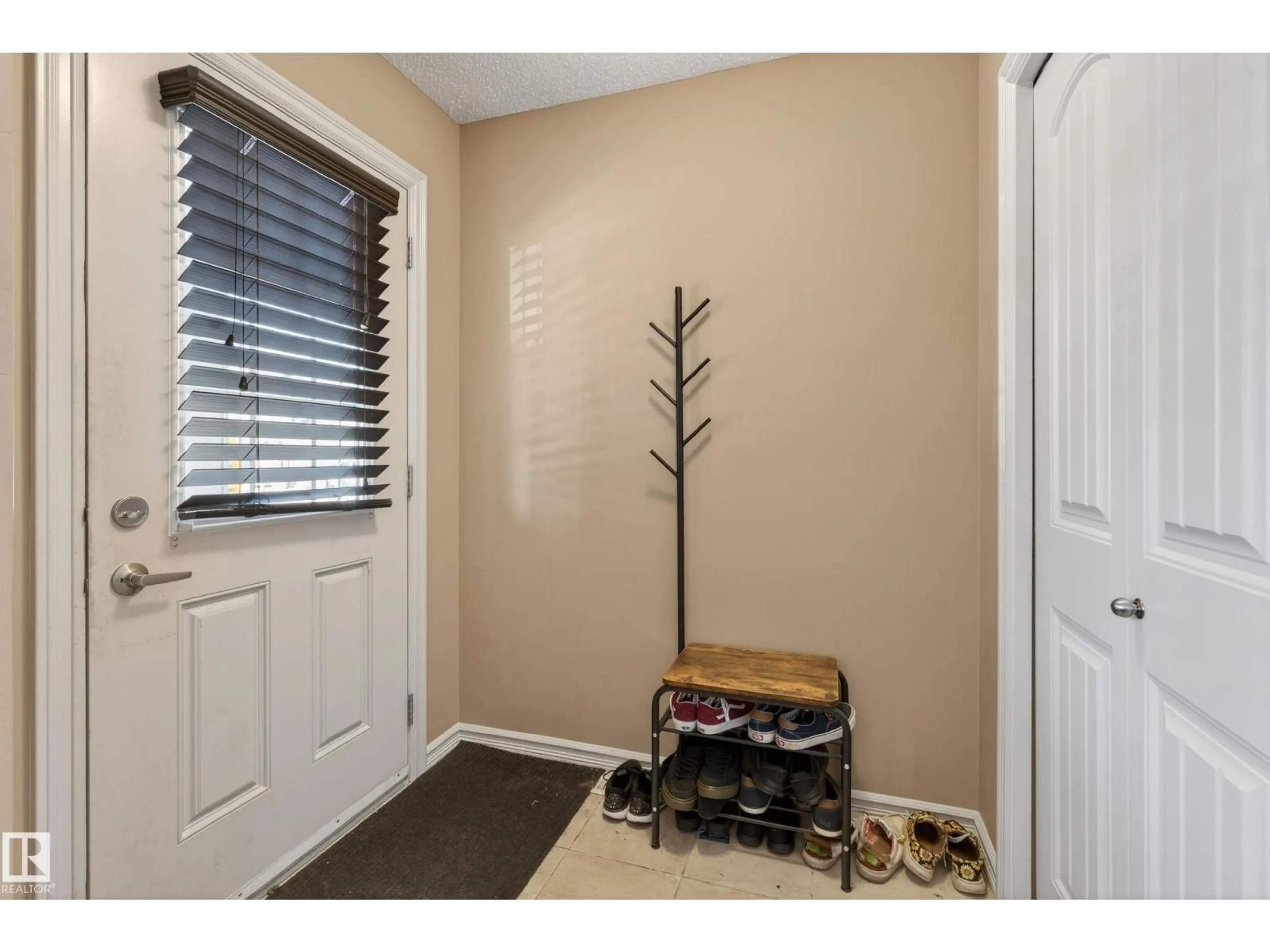 Indoor entryway for 5636 18 AV, Edmonton Alberta T6X1P8