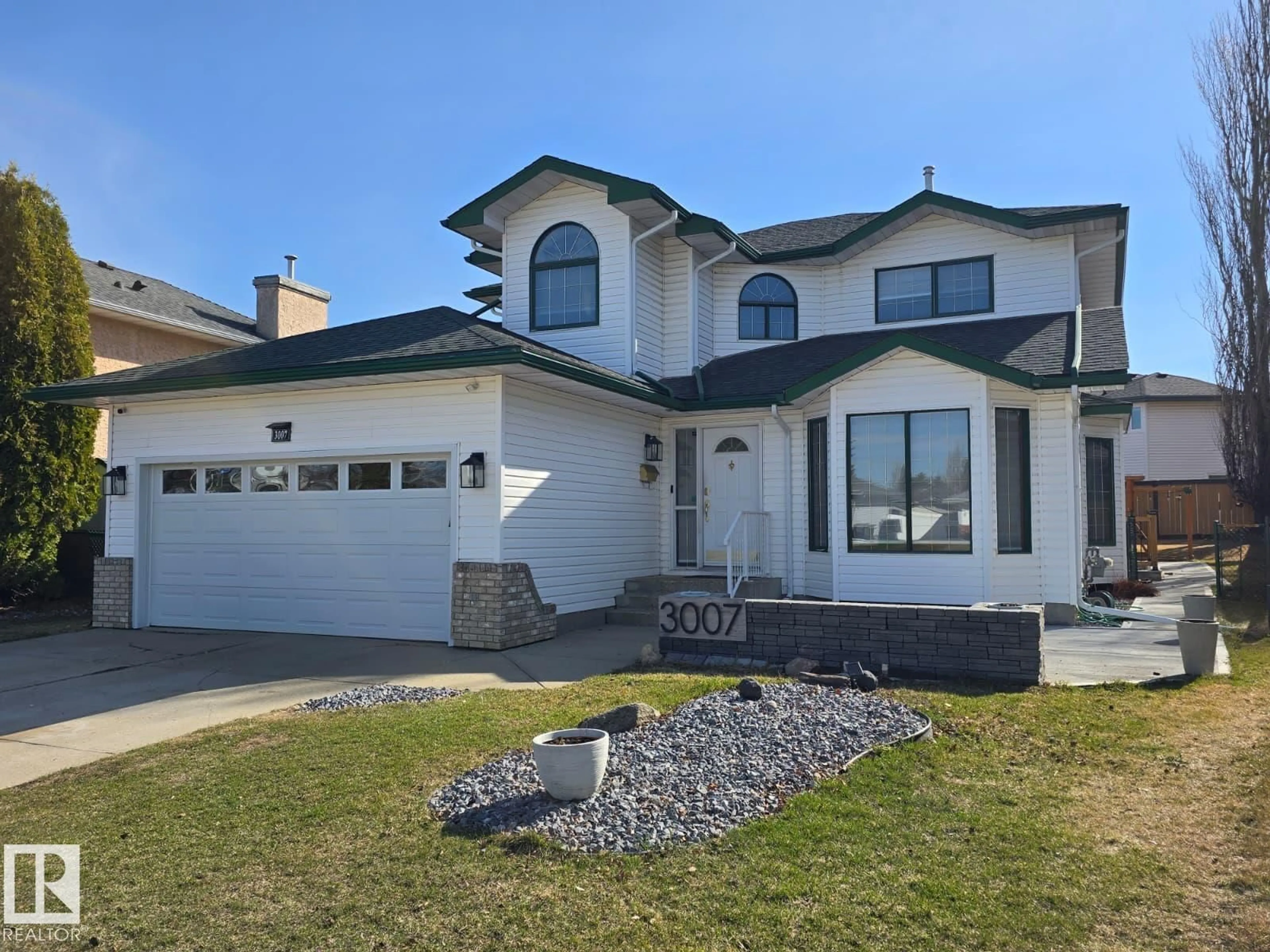 Home with vinyl exterior material, street for 3007 44A AV, Edmonton Alberta T6T1H1