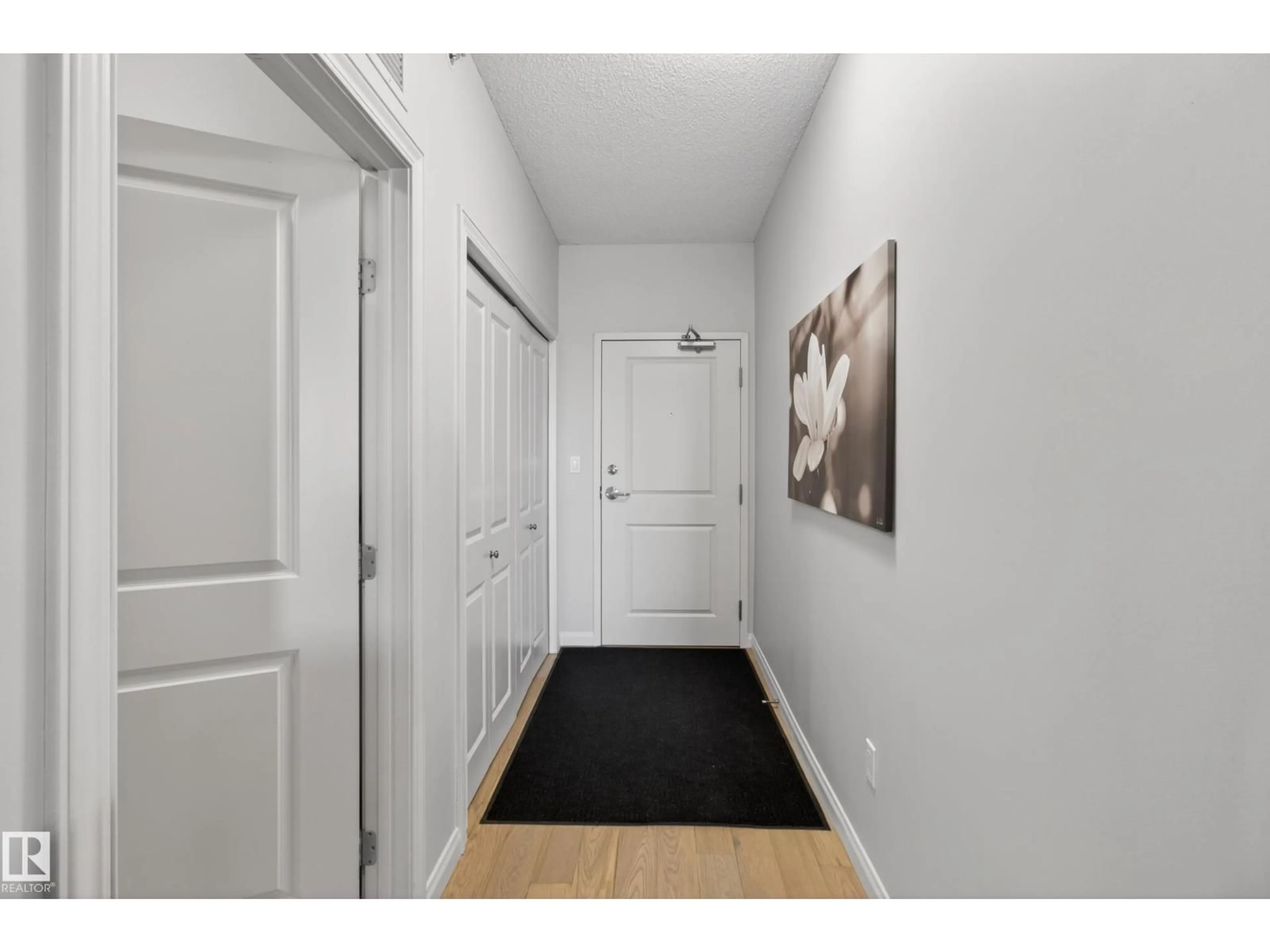 Indoor entryway for #202 - 9819 104 ST, Edmonton Alberta T5K0Y8