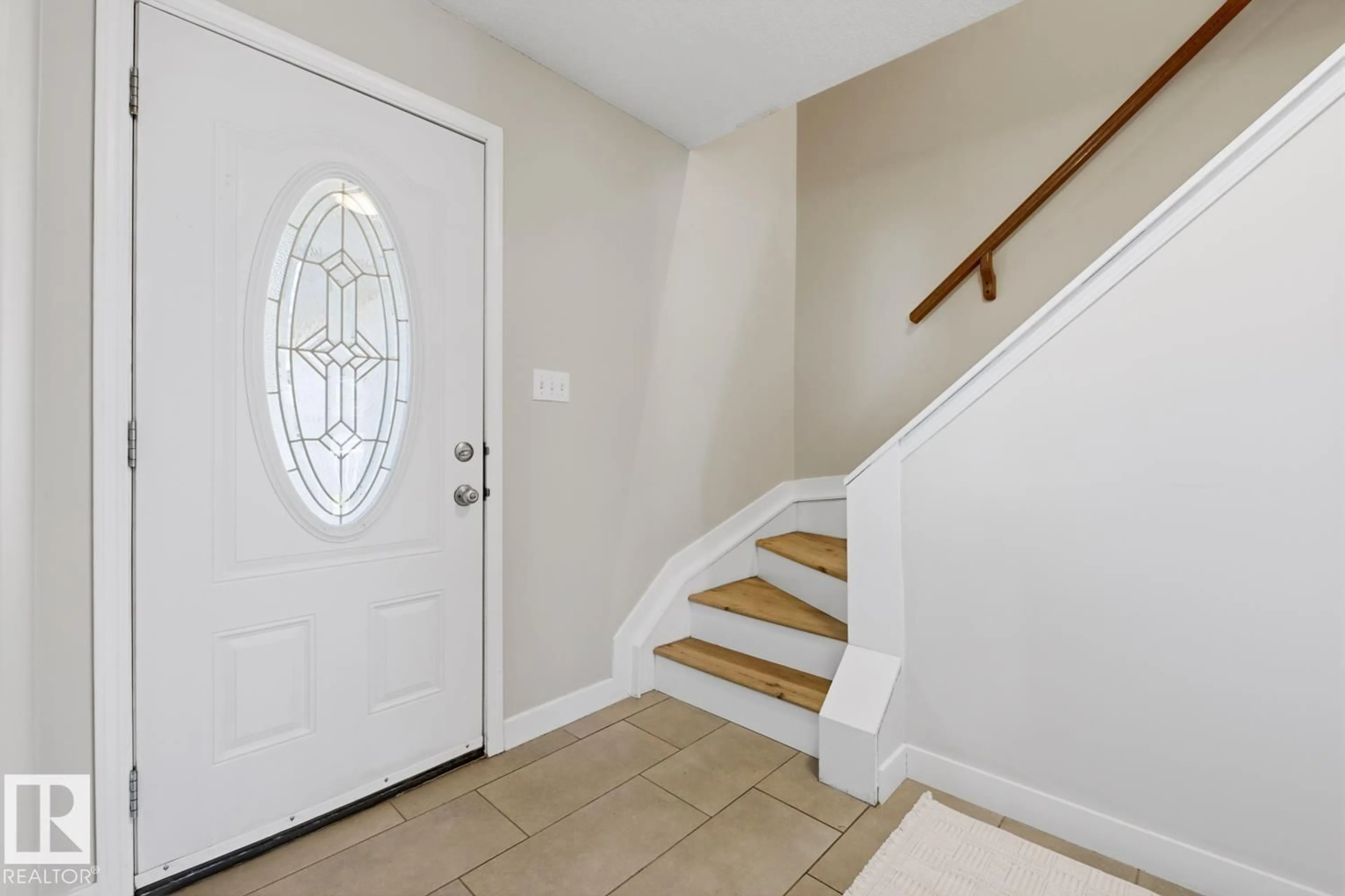 Indoor entryway for 17604 85 AV, Edmonton Alberta T5T0L2