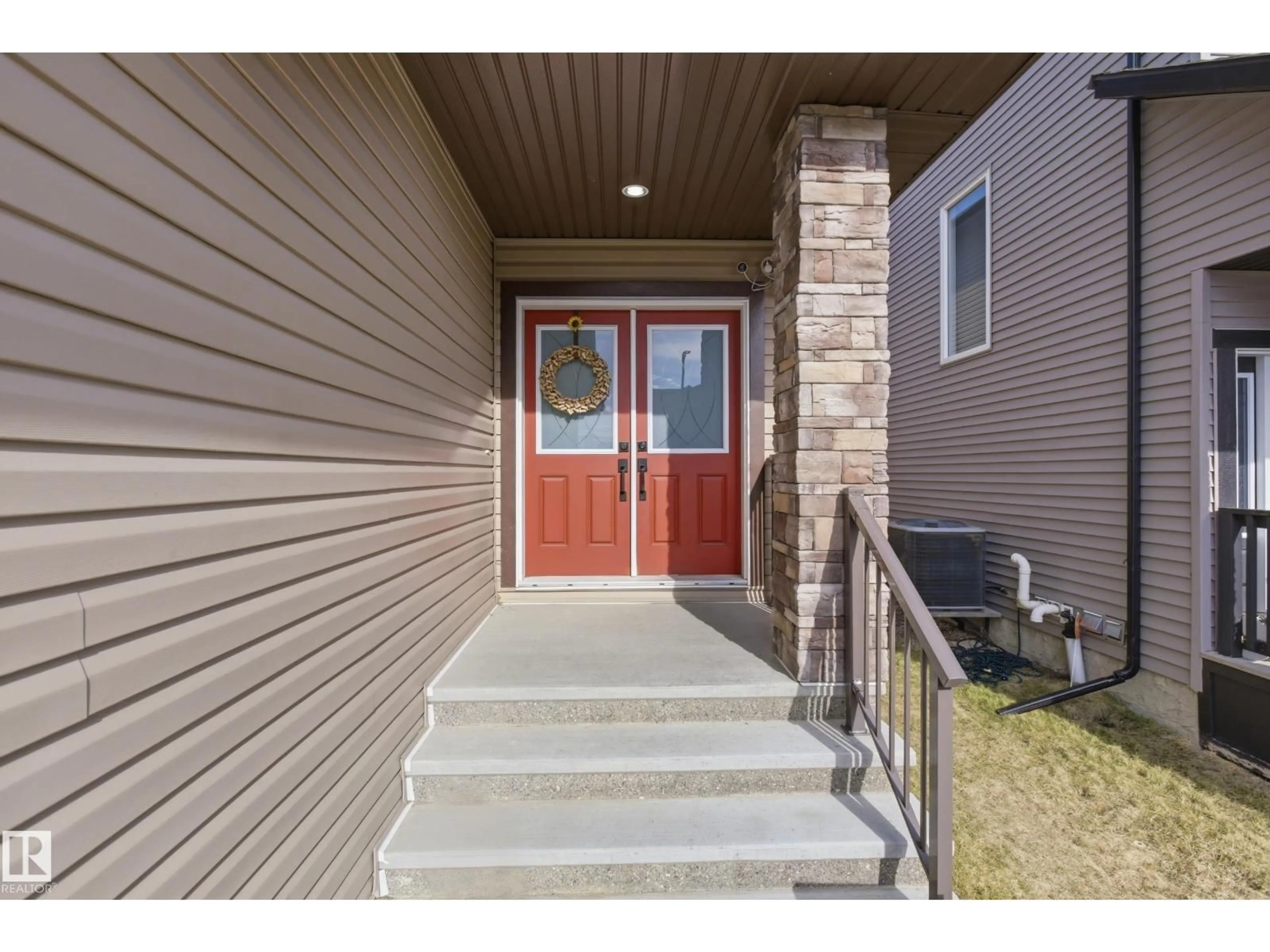 Indoor entryway for 26 MEADOWLAND WY, Spruce Grove Alberta T7X0G7