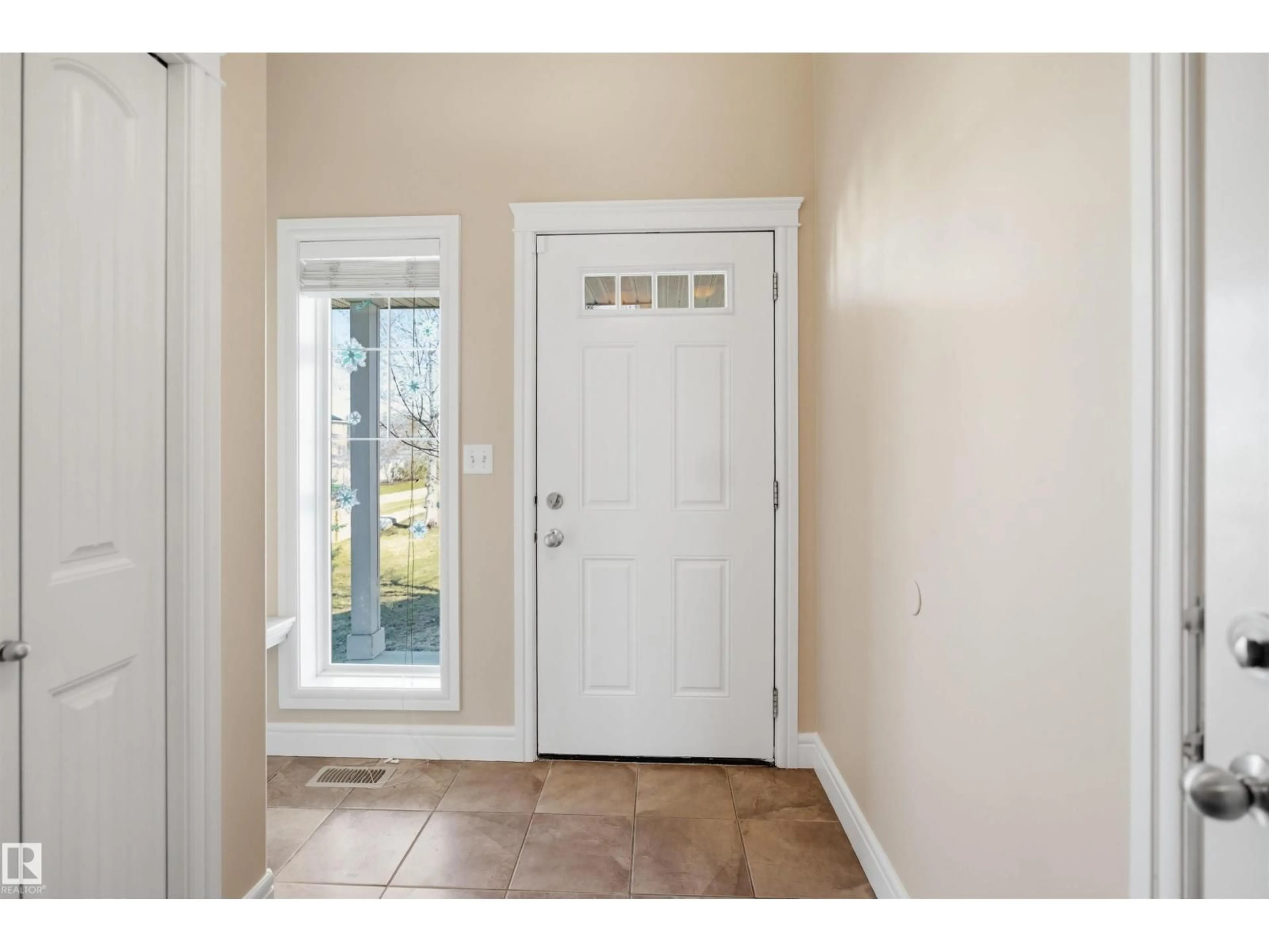 Indoor entryway for 19 15151 43 ST NW, Edmonton Alberta T5Y0L3