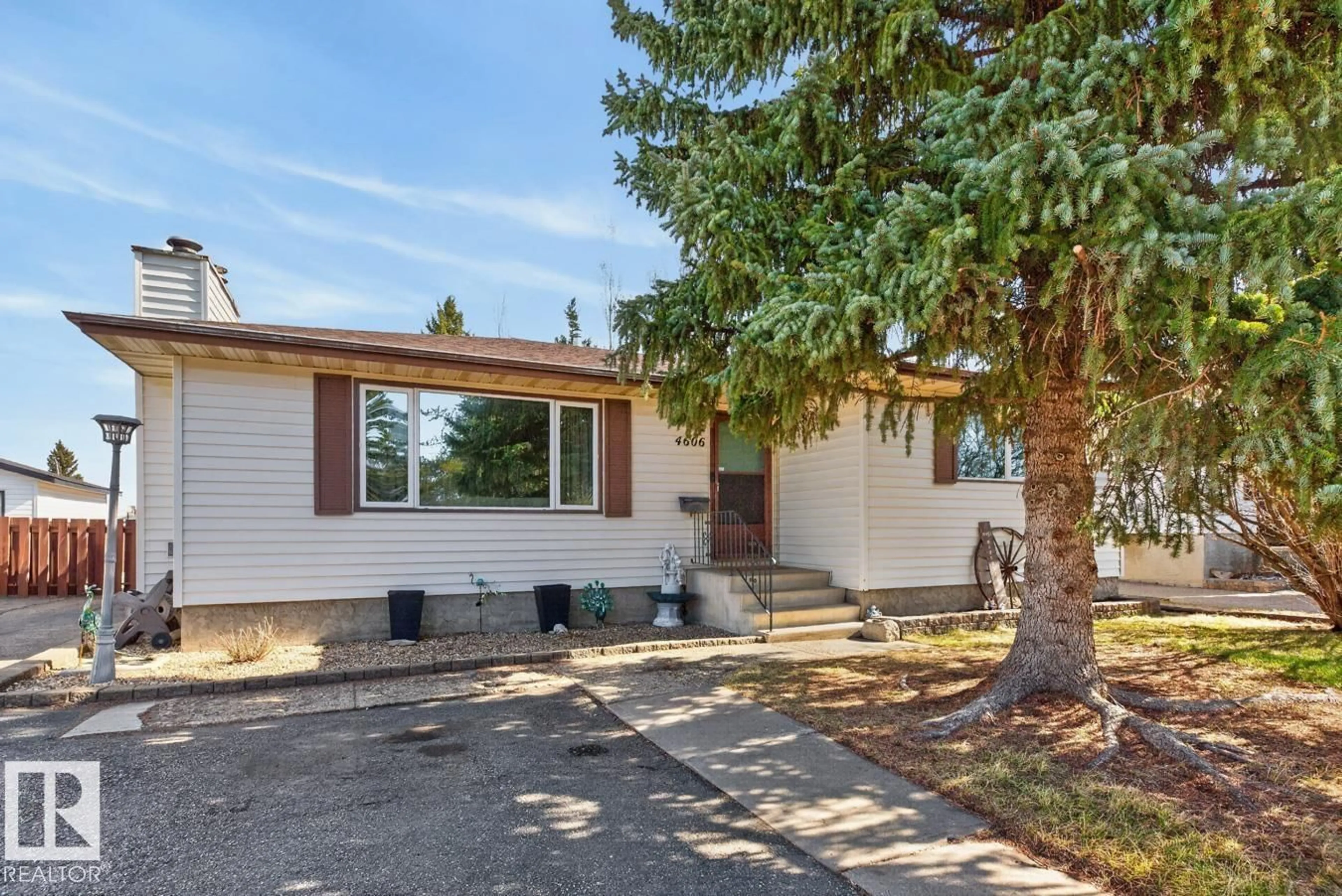 Home with vinyl exterior material, street for 4606 55 AV, Bruderheim Alberta T0B0S0