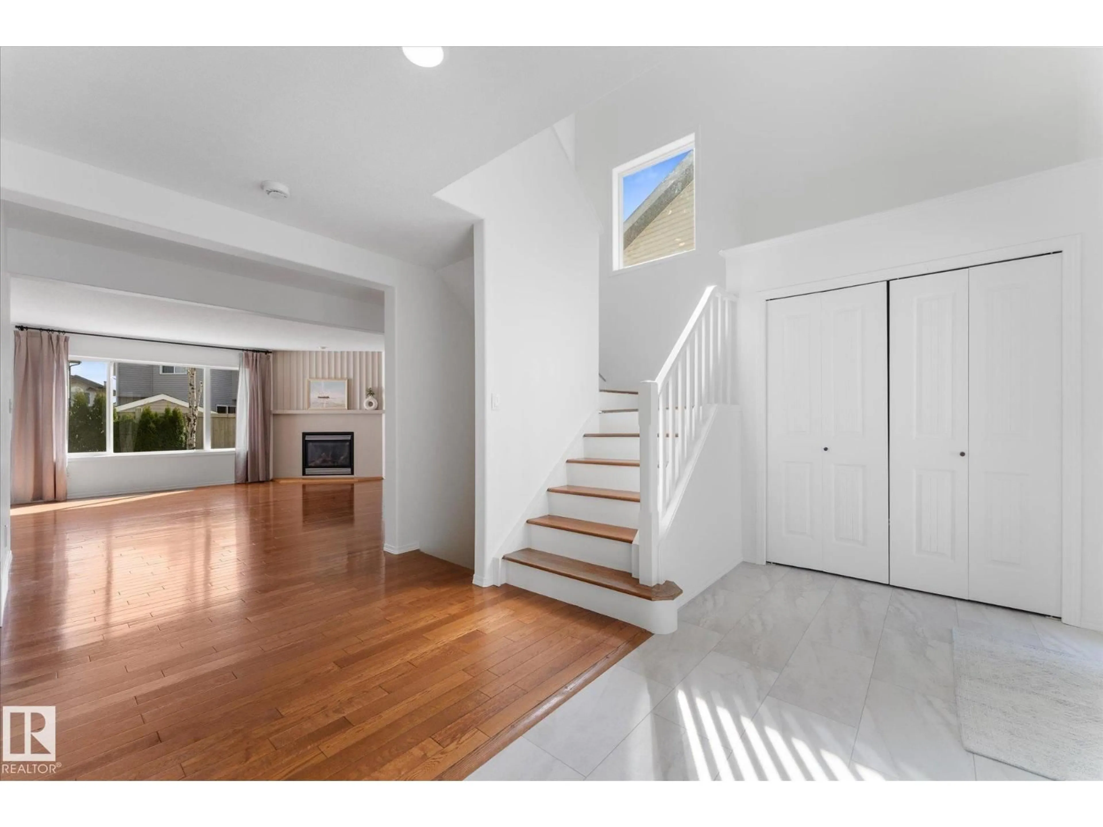 Indoor entryway for 326 SILVER BERRY RD, Edmonton Alberta T6T2A7