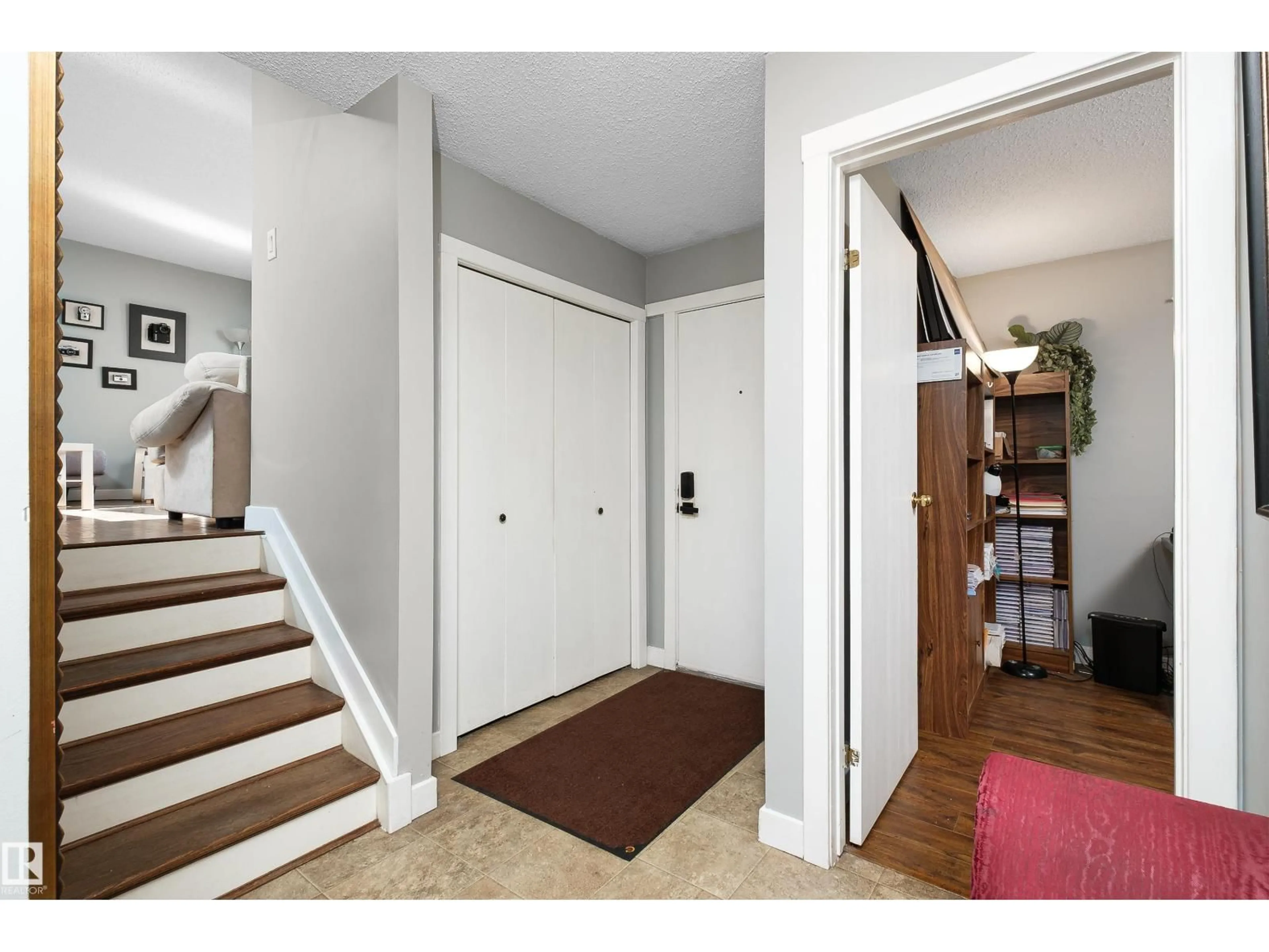 Indoor entryway for 17828 91 ST, Edmonton Alberta T5Z2L1