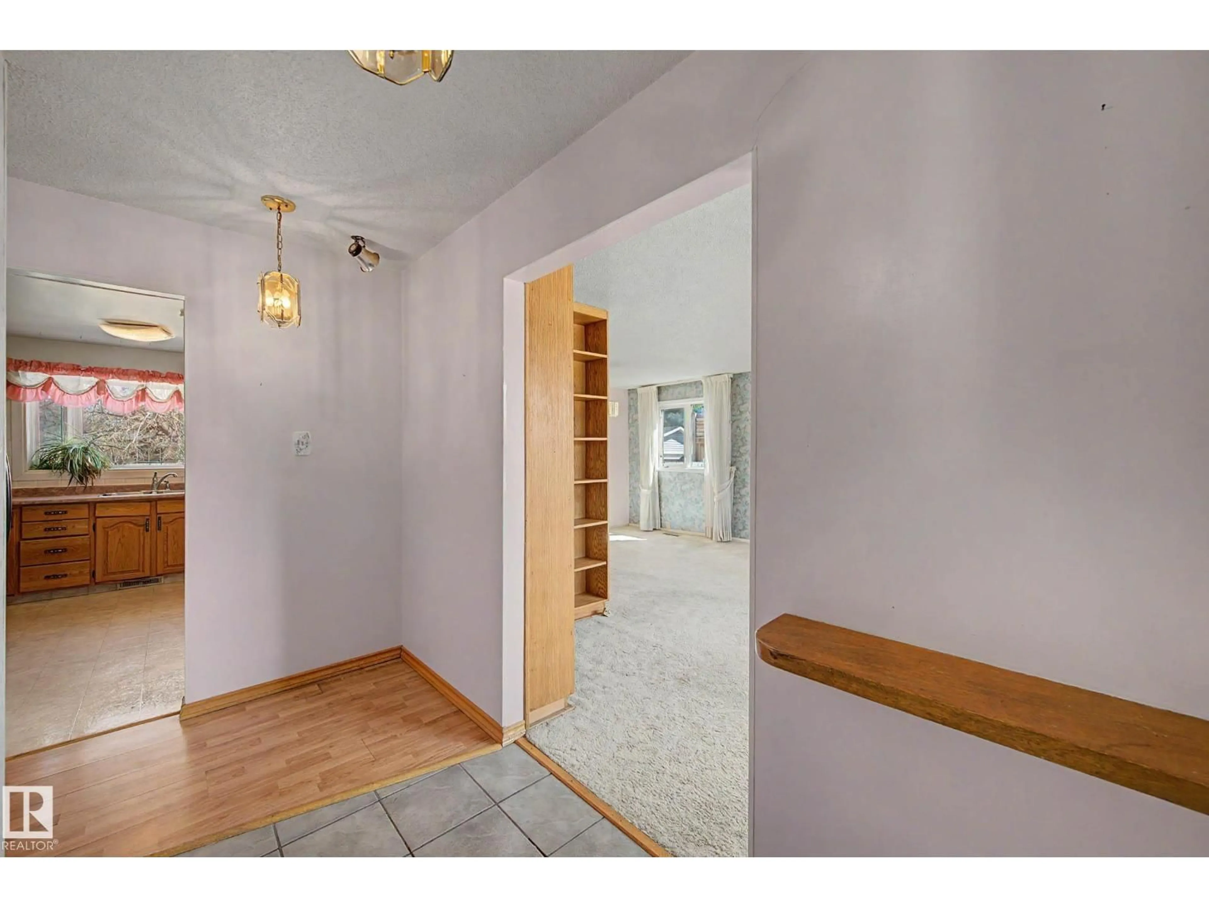 Indoor entryway for 7711 156 ST, Edmonton Alberta T5R1X6