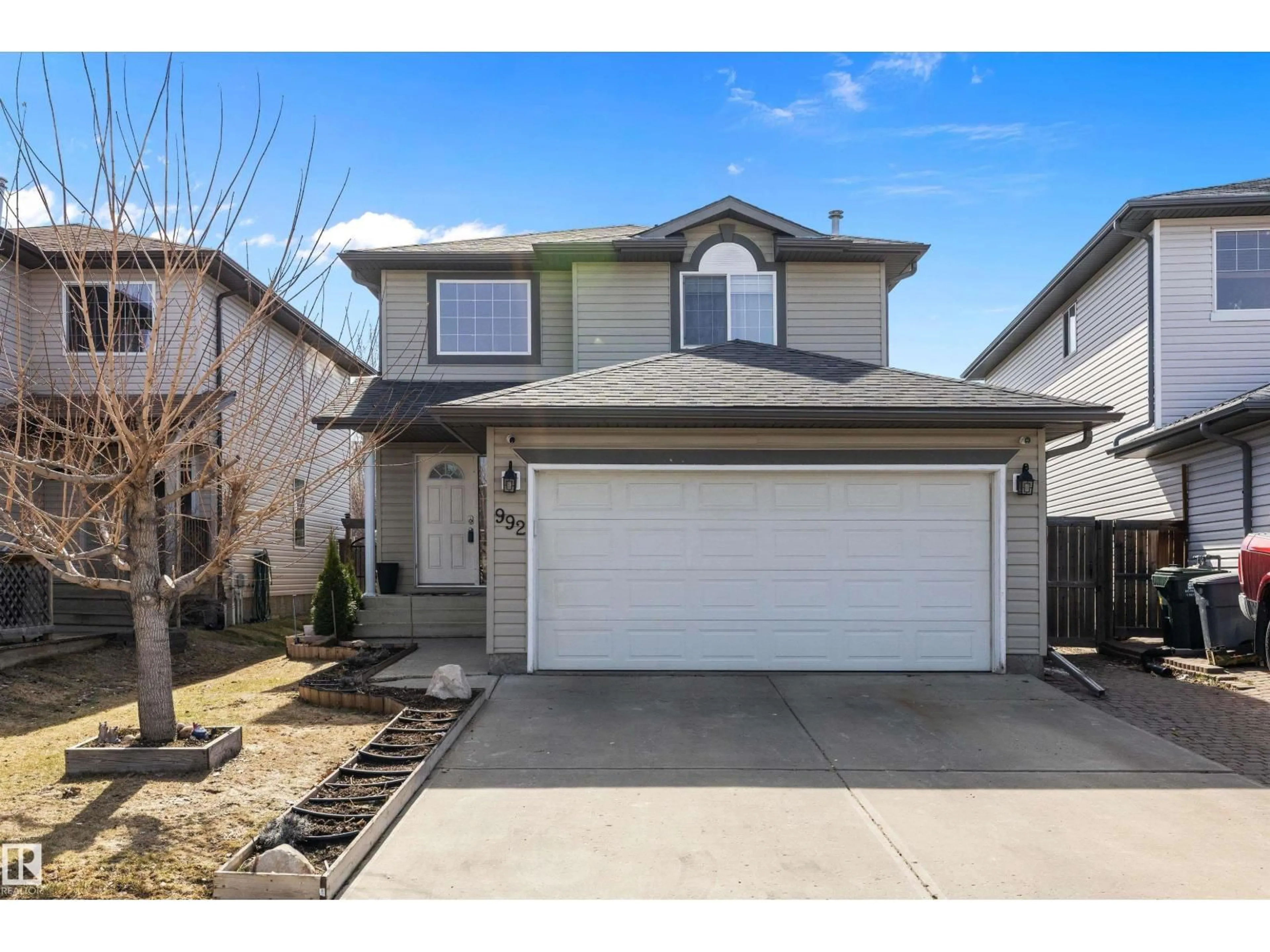 Home with vinyl exterior material, street for 992 REGENCY DR, Sherwood Park Alberta T8A2H4