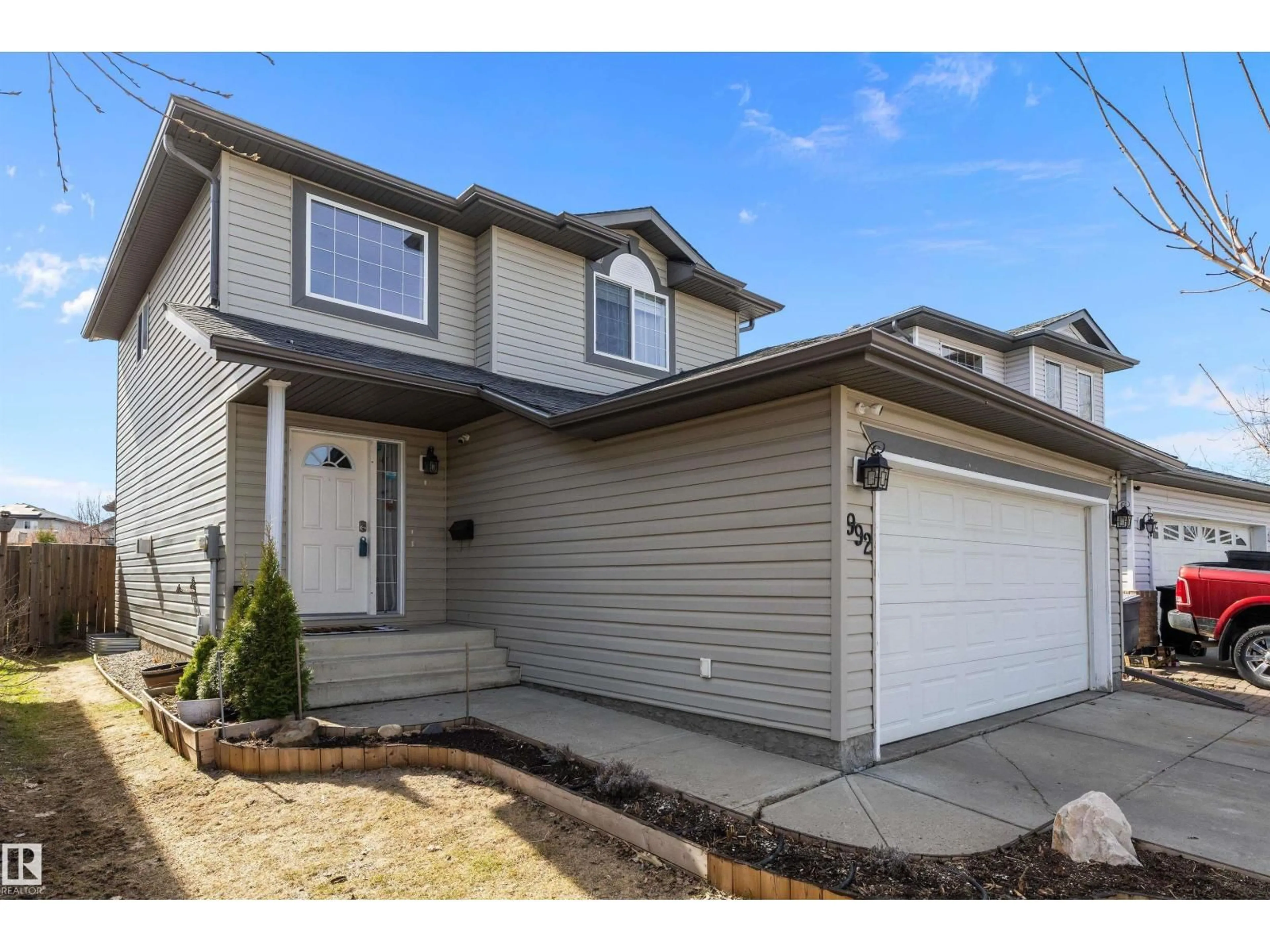 Home with vinyl exterior material, street for 992 REGENCY DR, Sherwood Park Alberta T8A2H4