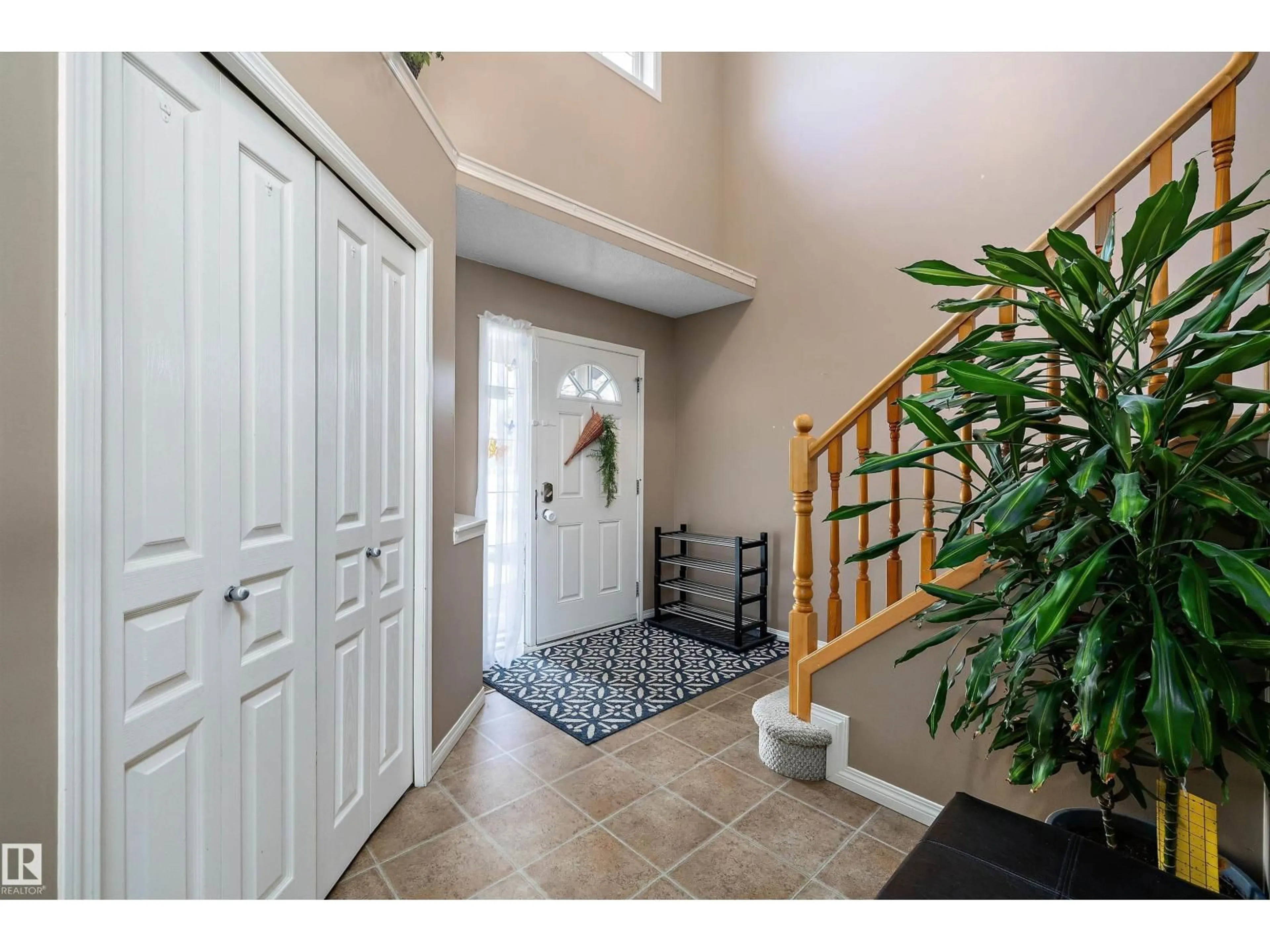 Indoor entryway for 992 REGENCY DR, Sherwood Park Alberta T8A2H4