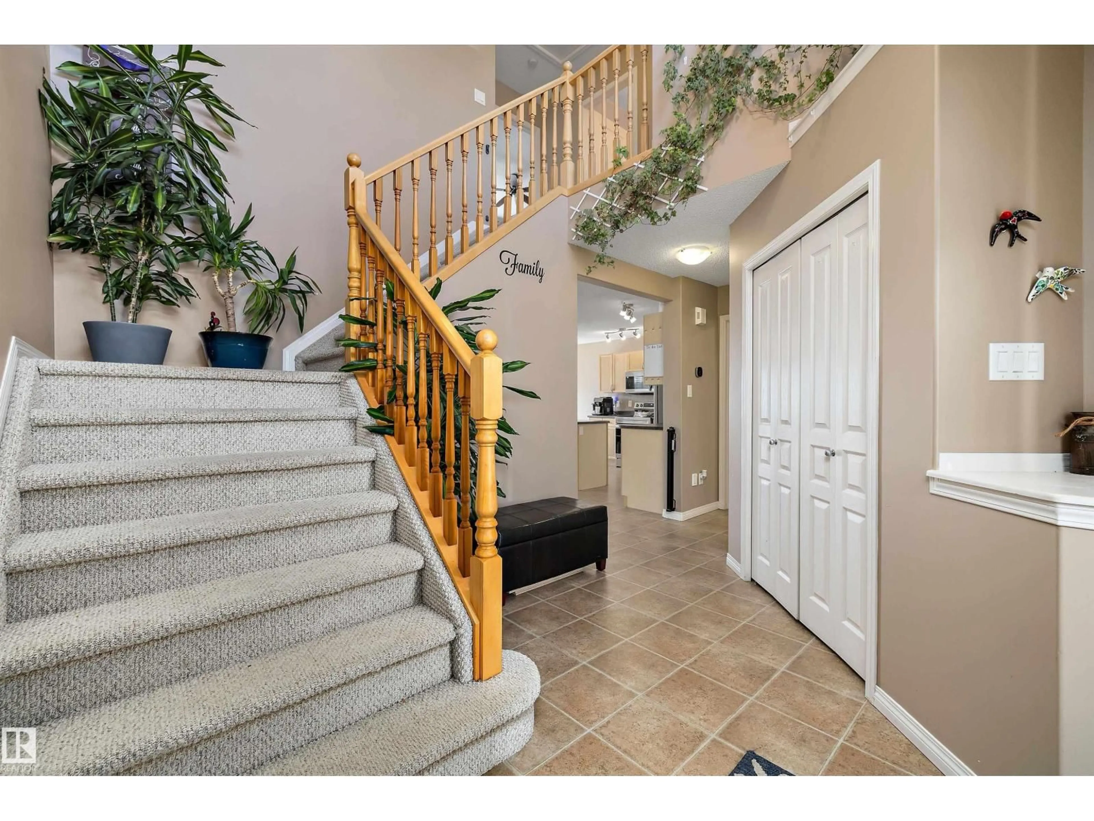 Indoor entryway for 992 REGENCY DR, Sherwood Park Alberta T8A2H4