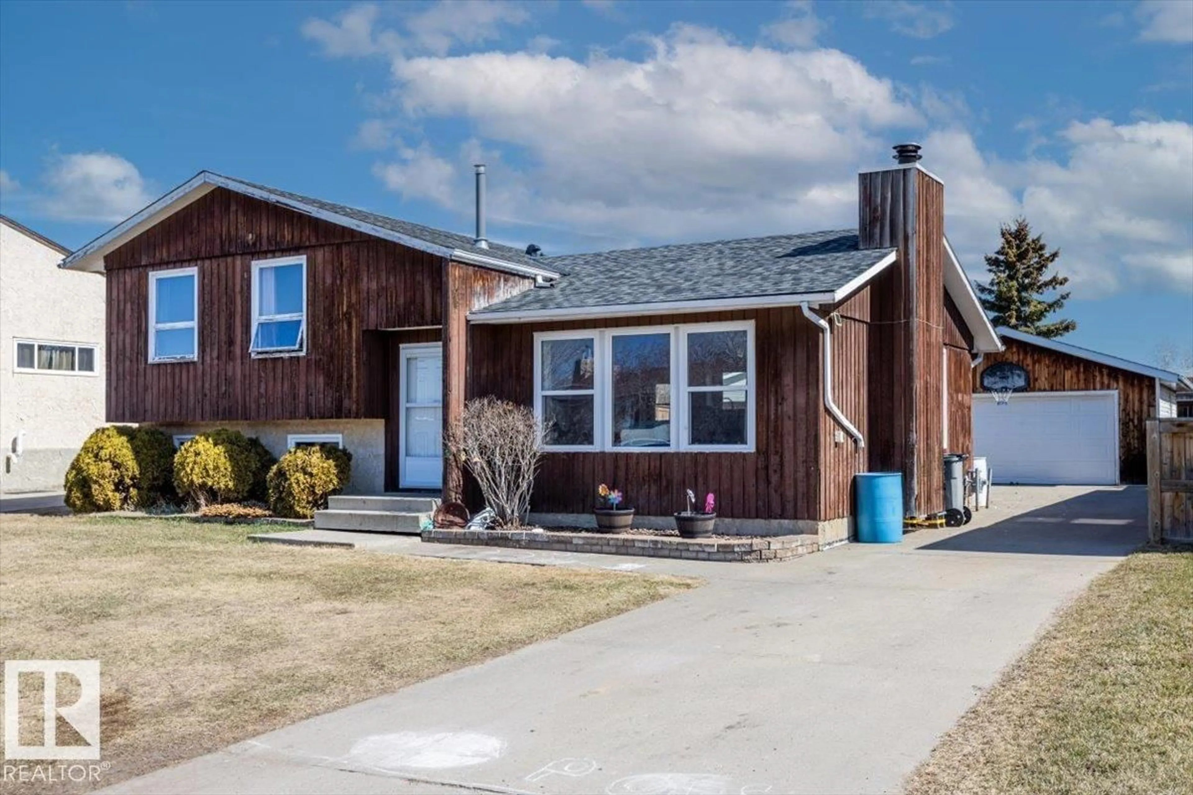 Home with vinyl exterior material, street for 10205 87 ST, Morinville Alberta T8R1B8
