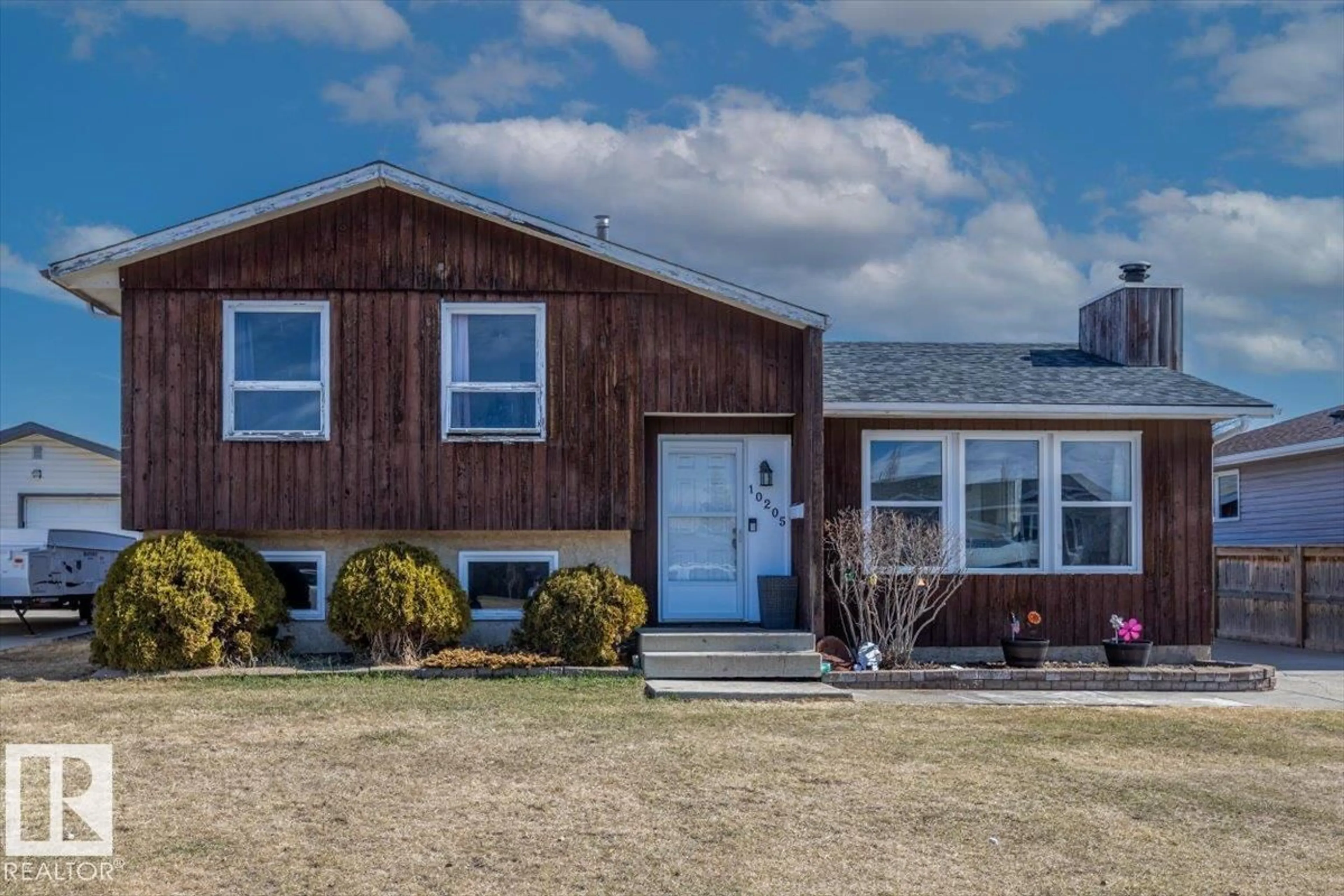 Home with vinyl exterior material, street for 10205 87 ST, Morinville Alberta T8R1B8