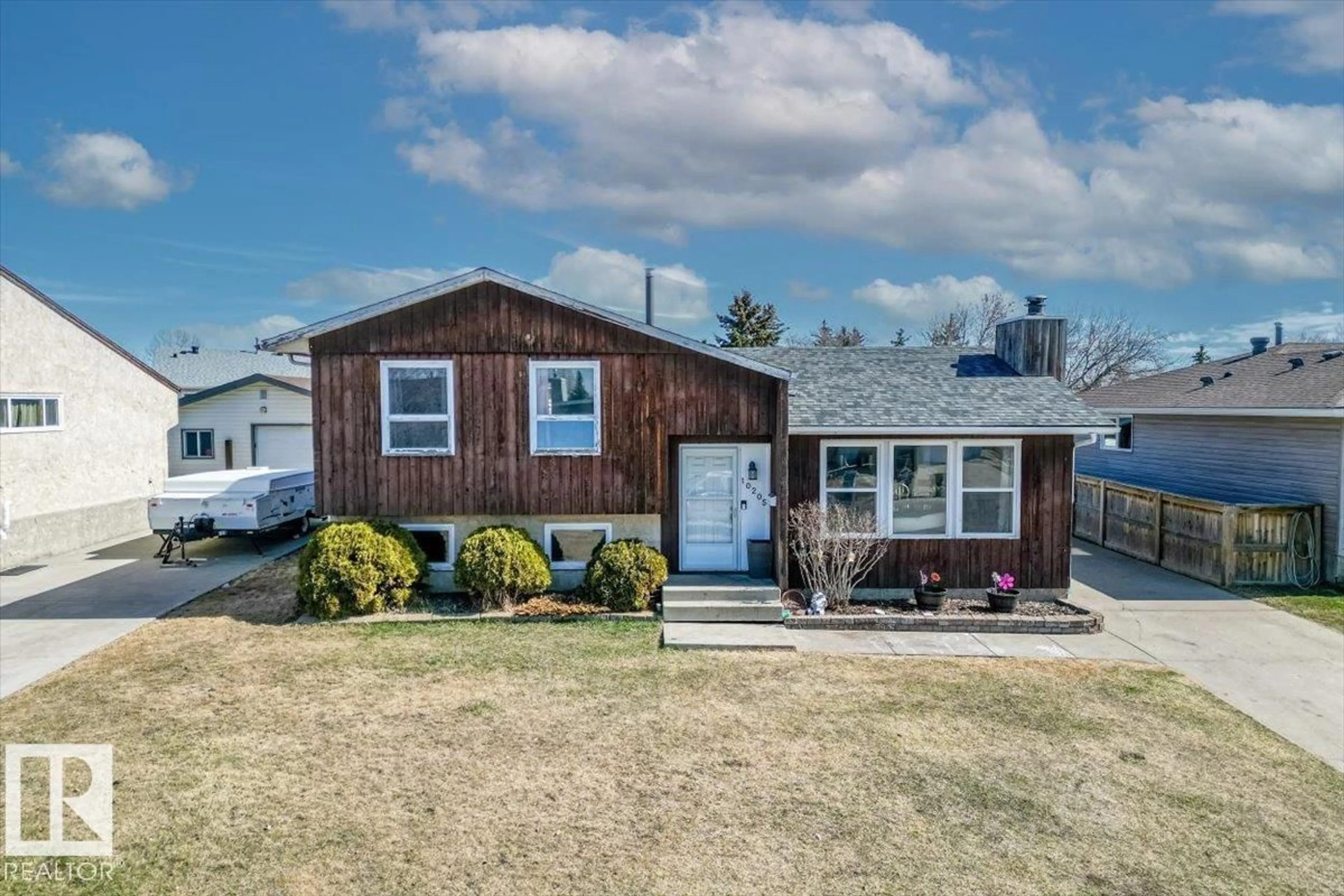 Home with vinyl exterior material, street for 10205 87 ST, Morinville Alberta T8R1B8