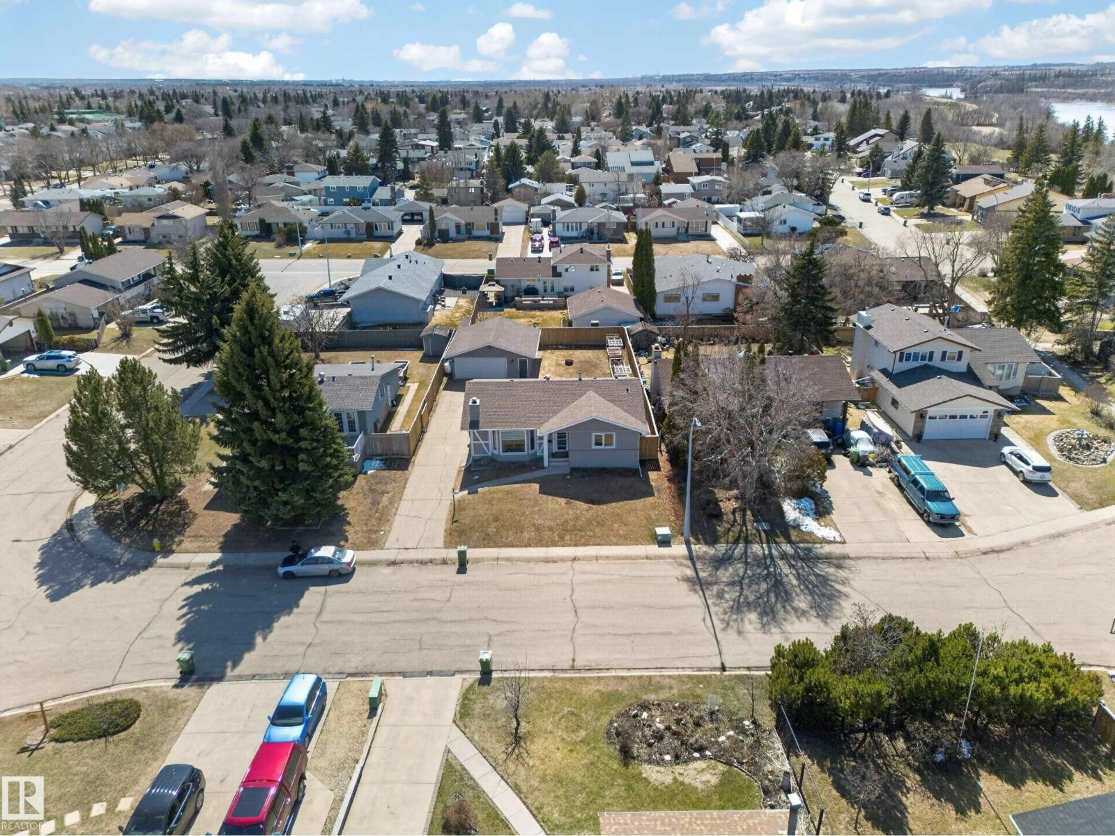 A pic from outside/outdoor area/front of a property/back of a property/a pic from drone, street for 9906 85 ST, Fort Saskatchewan Alberta T8L3K1