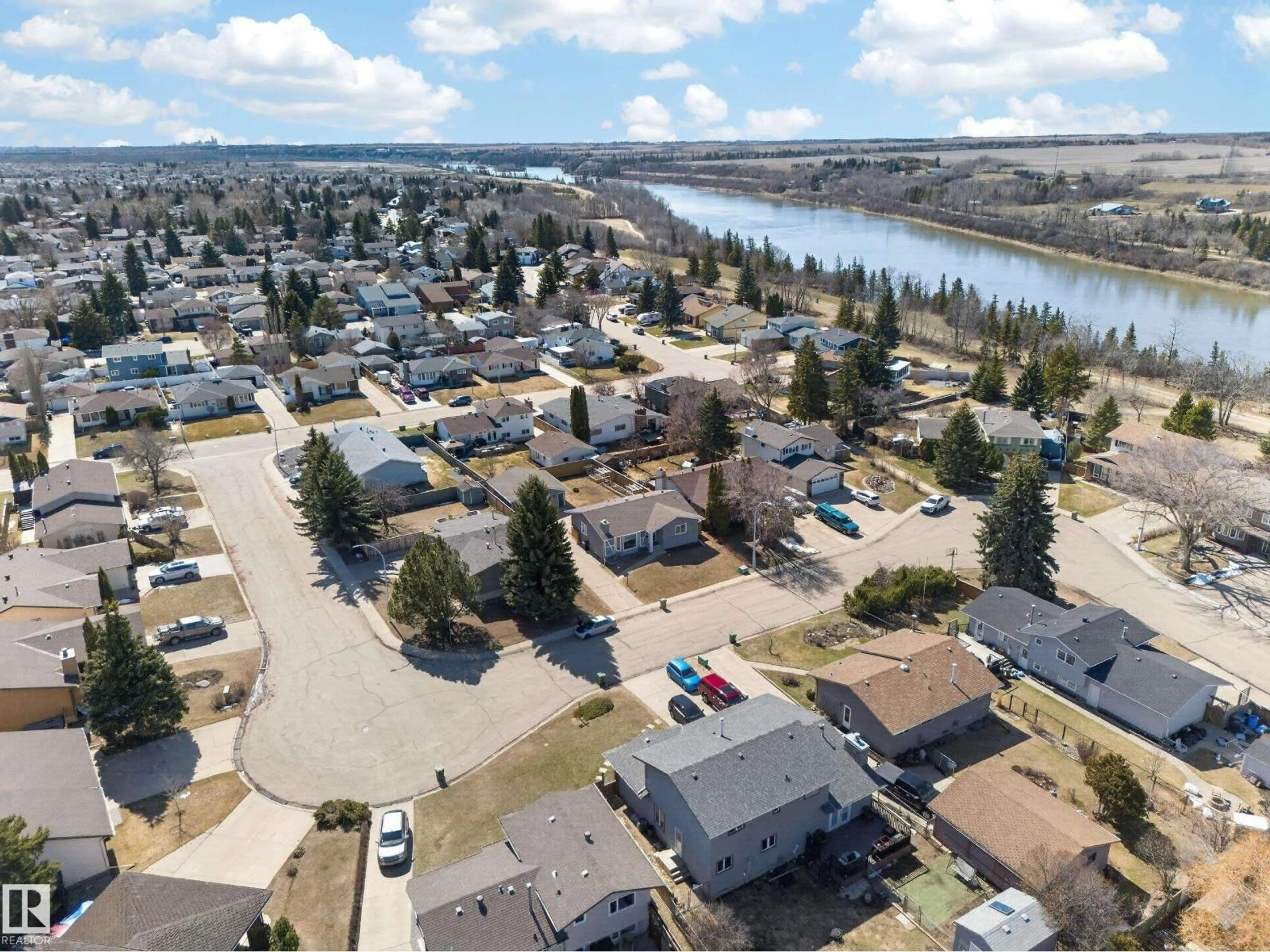 A pic from outside/outdoor area/front of a property/back of a property/a pic from drone, water/lake/river/ocean view for 9906 85 ST, Fort Saskatchewan Alberta T8L3K1