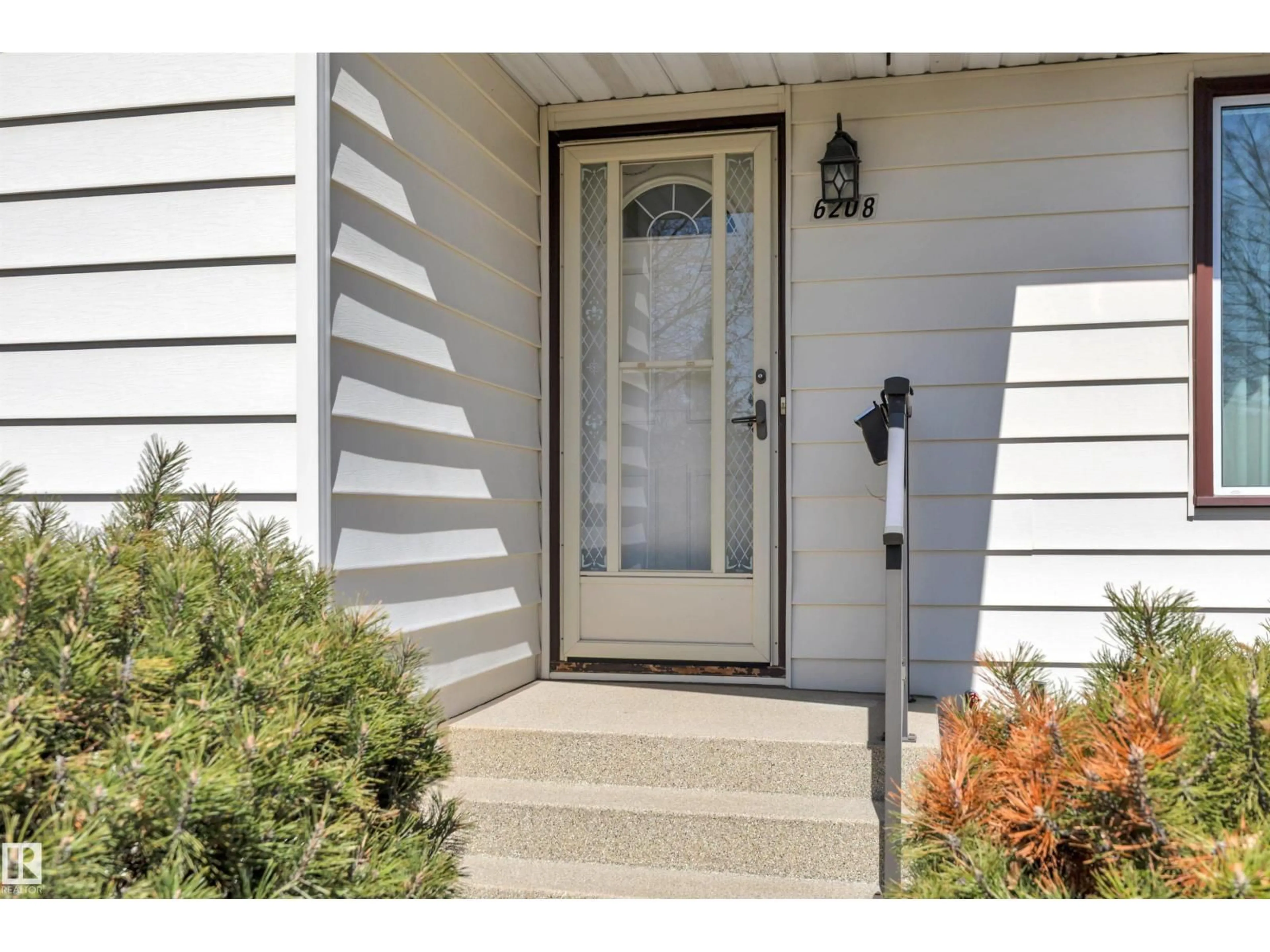 Indoor entryway for 6208 94A AV, Edmonton Alberta T6B0Y8