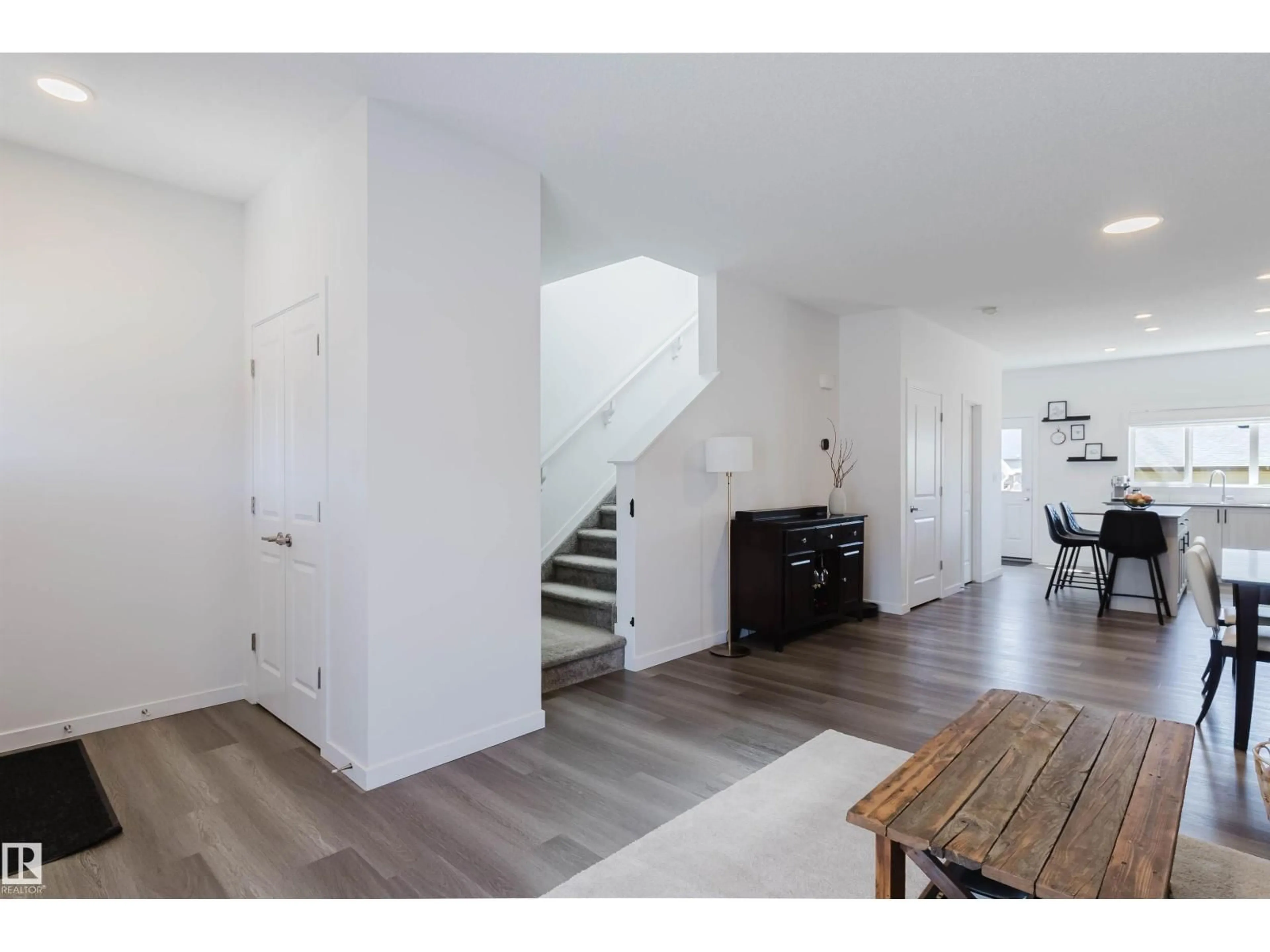 Indoor entryway for 5237 EDGEMONT BV, Edmonton Alberta T6M1J9