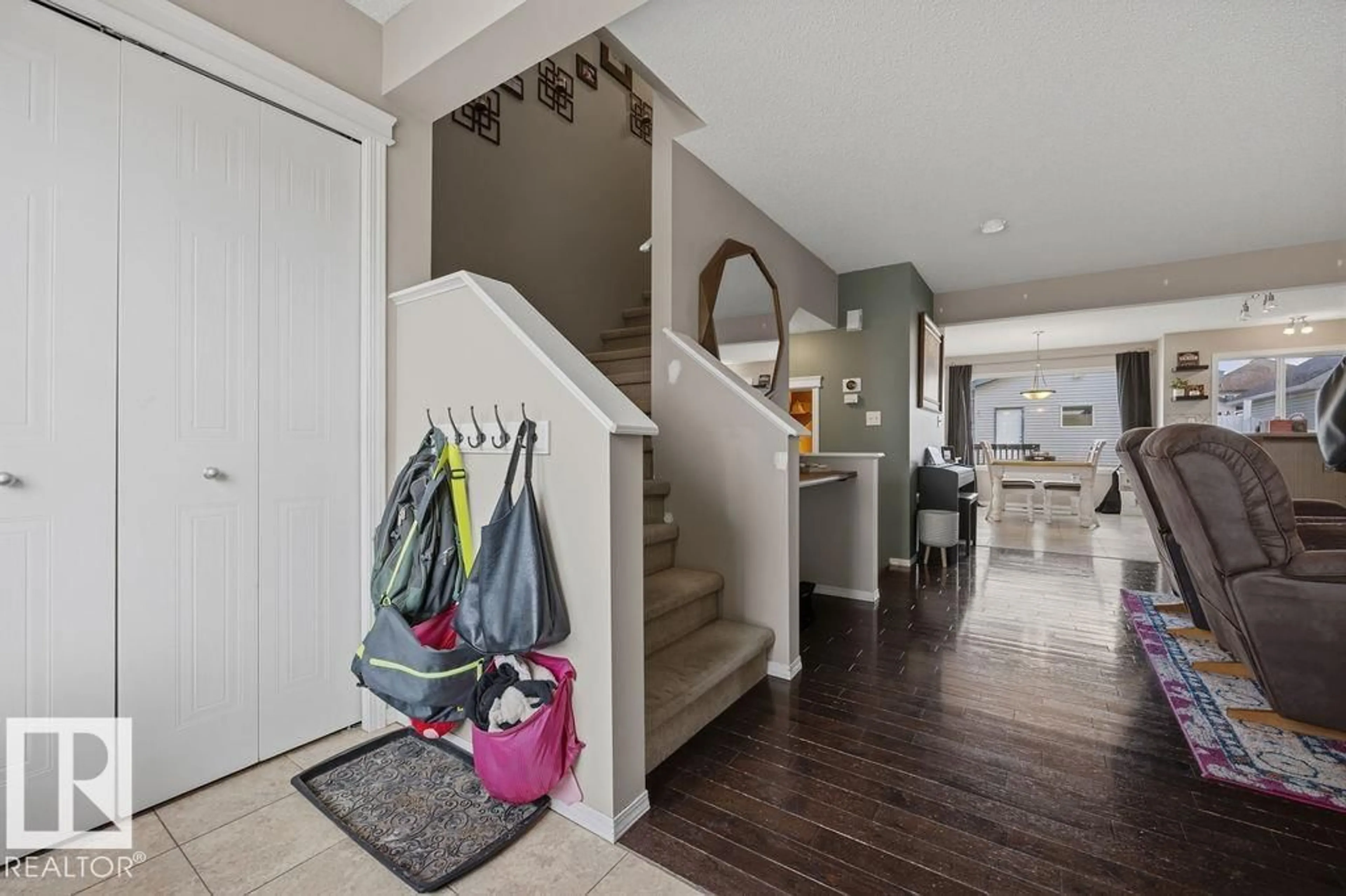 Indoor entryway for 4618 TURNER SQUARE SQ, Edmonton Alberta T6R3H3