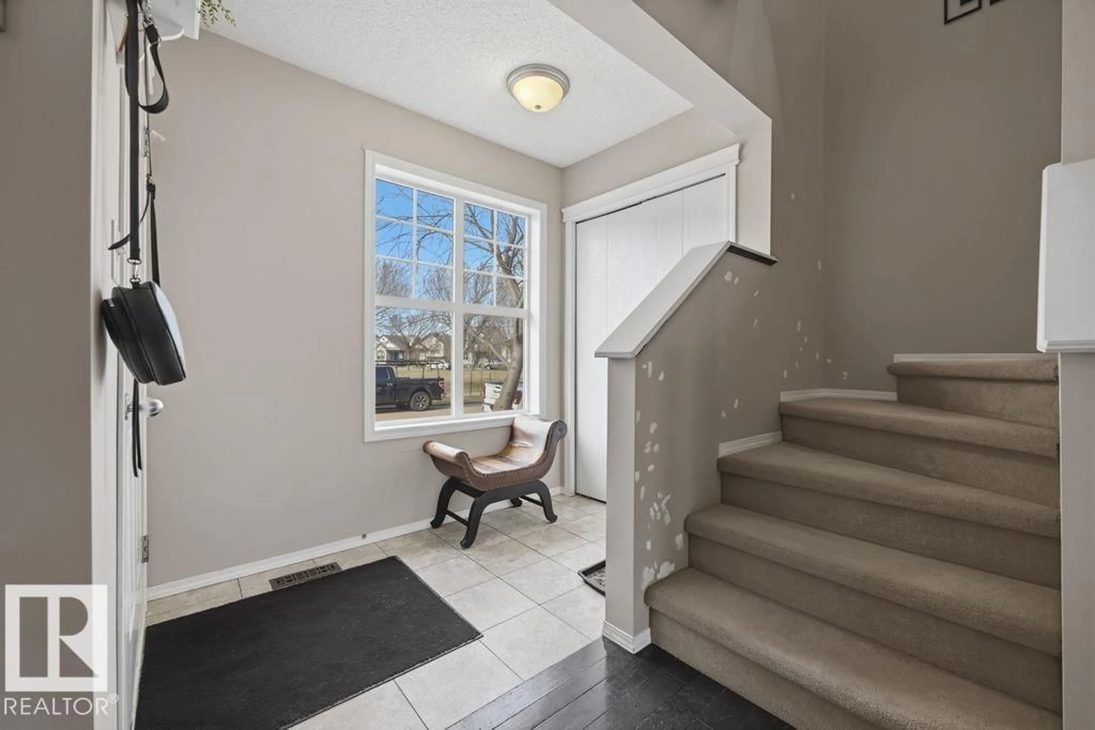 Indoor entryway for 4618 TURNER SQUARE SQ, Edmonton Alberta T6R3H3