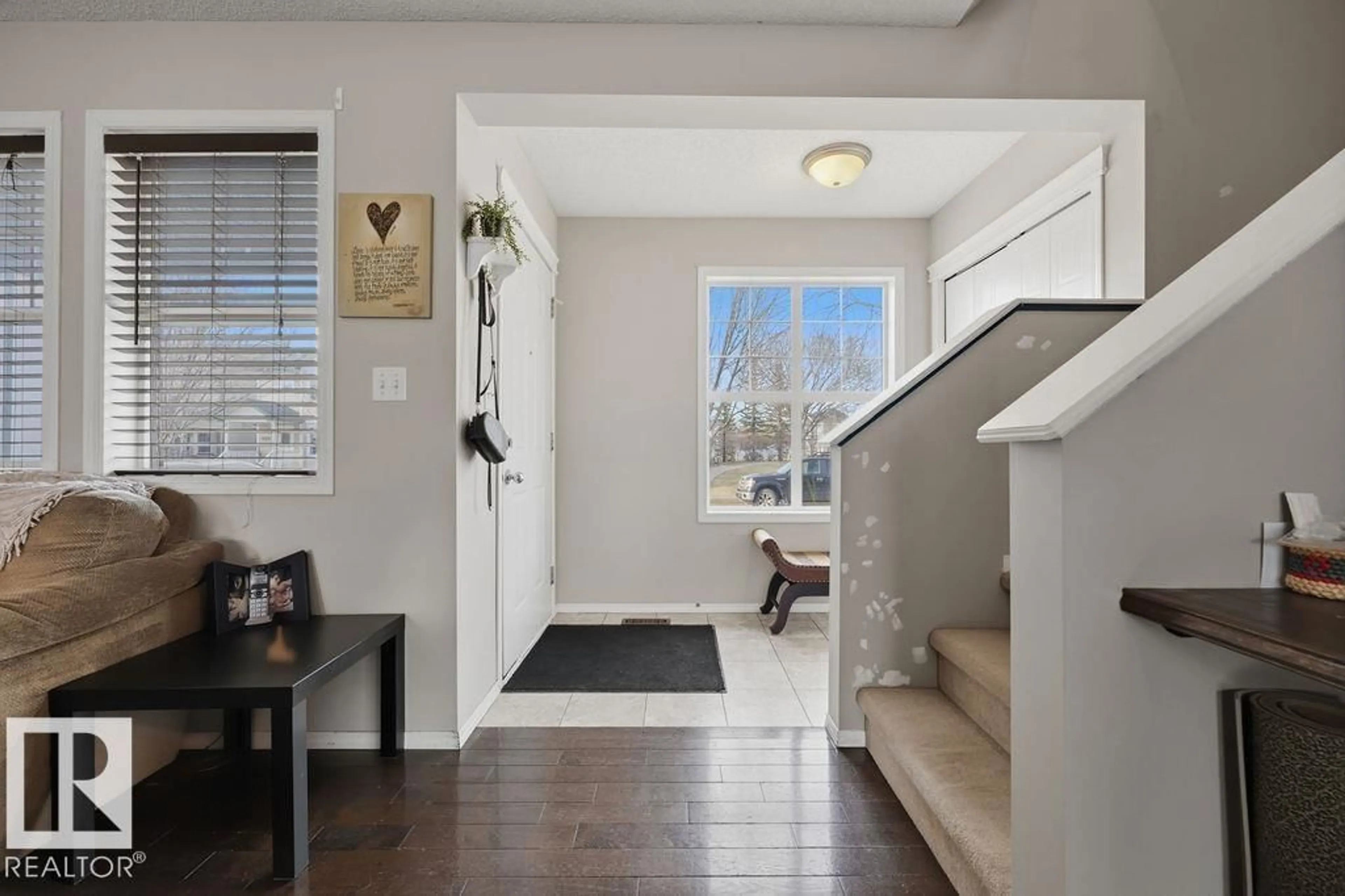 Indoor entryway for 4618 TURNER SQUARE SQ, Edmonton Alberta T6R3H3