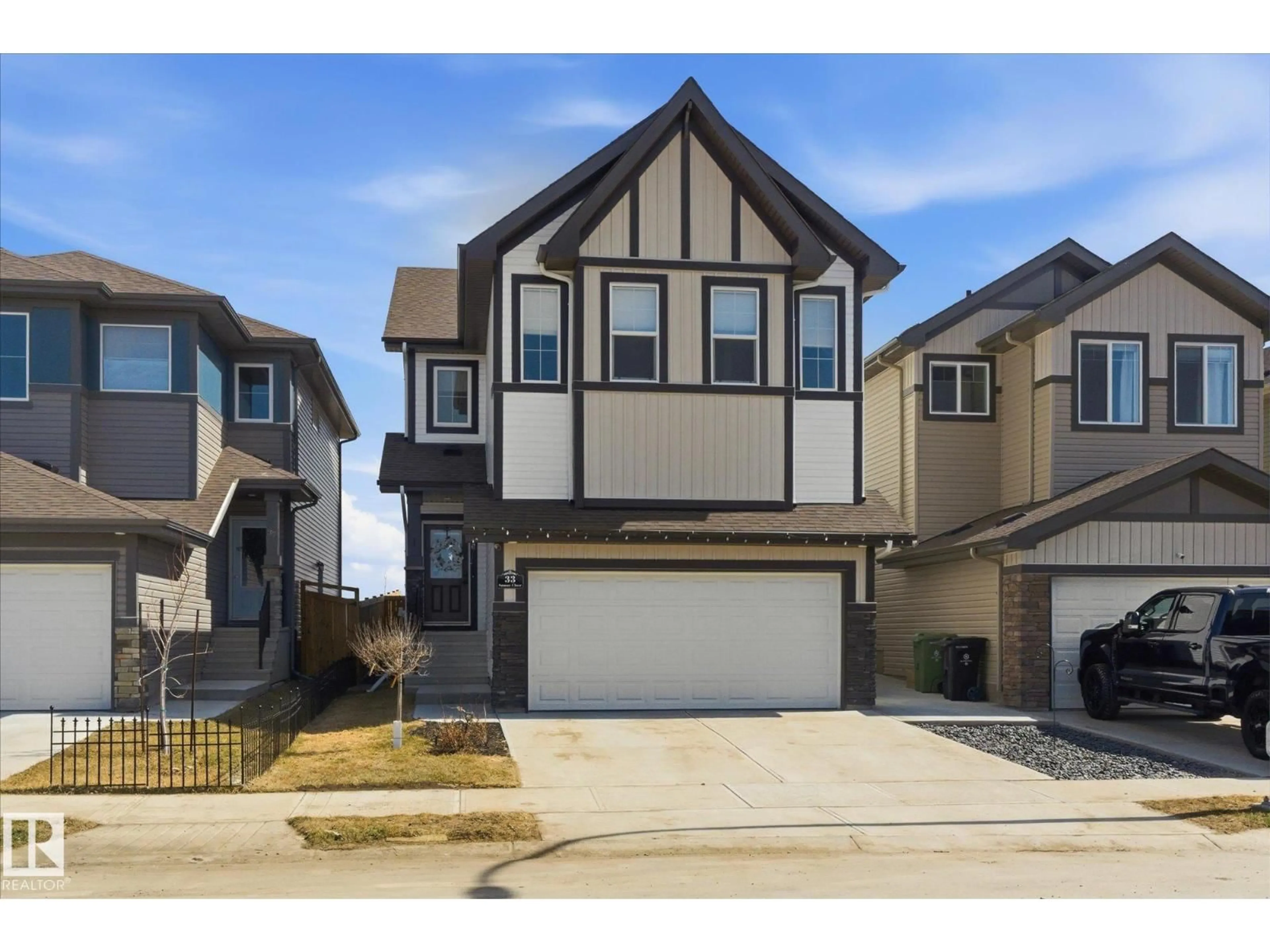 Home with vinyl exterior material, street for 33 SUMAC CL, Fort Saskatchewan Alberta T8L0H6