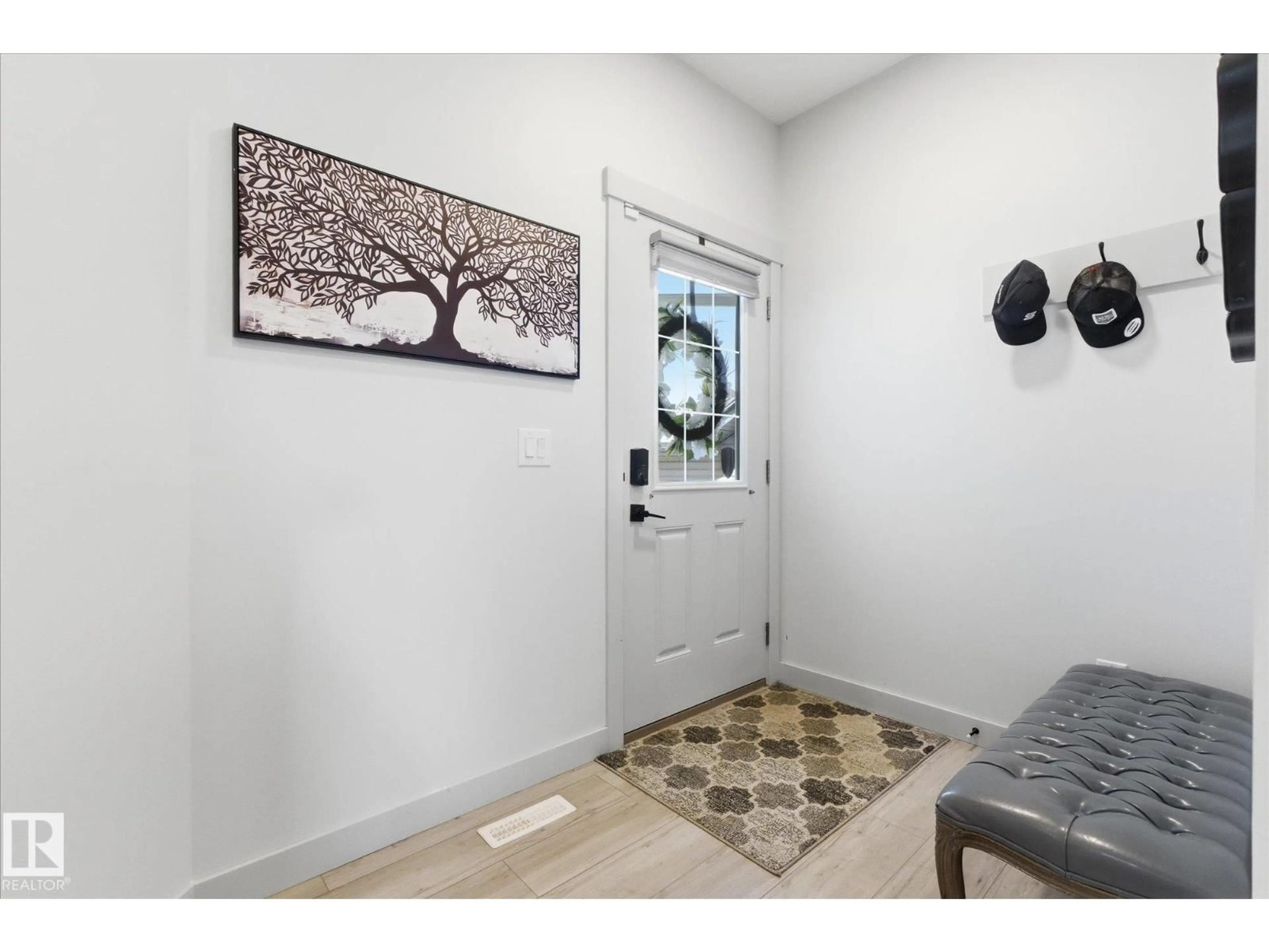 Indoor entryway for 33 SUMAC CL, Fort Saskatchewan Alberta T8L0H6