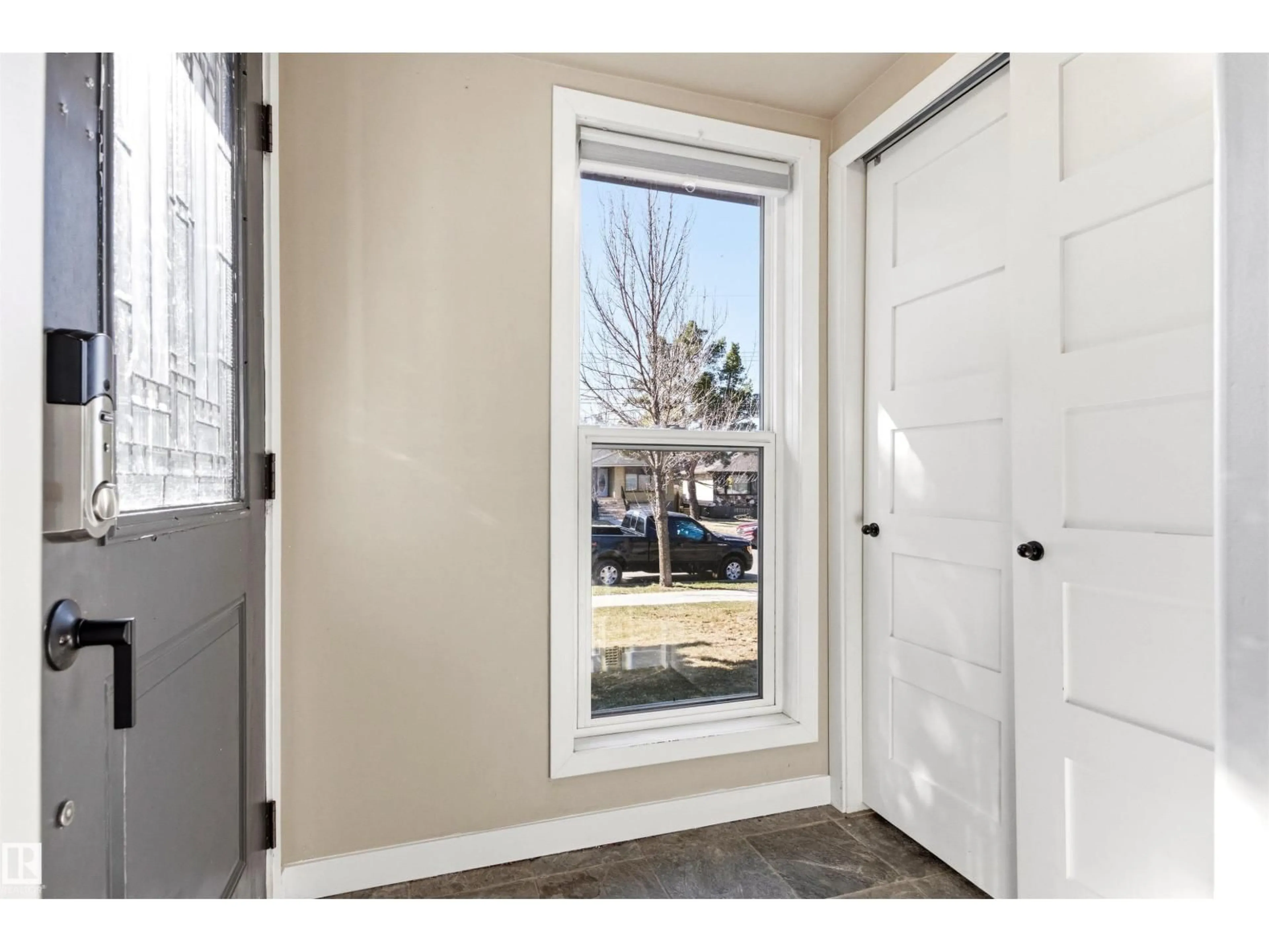 Indoor entryway for 10916 60 AV, Edmonton Alberta T6H1H9