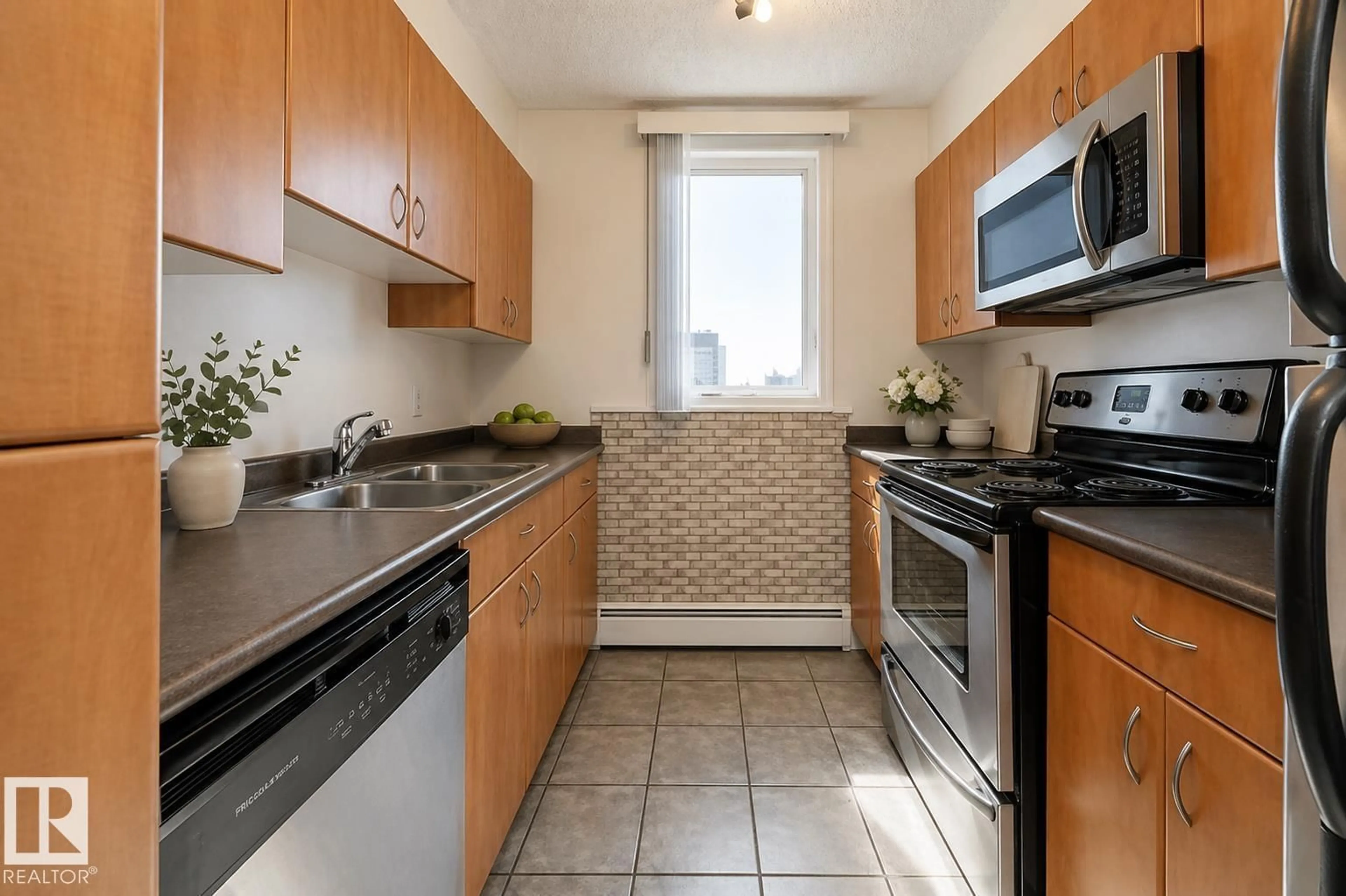 Standard kitchen, unknown for 1508 105 ST NW, Edmonton Alberta T5J5G3