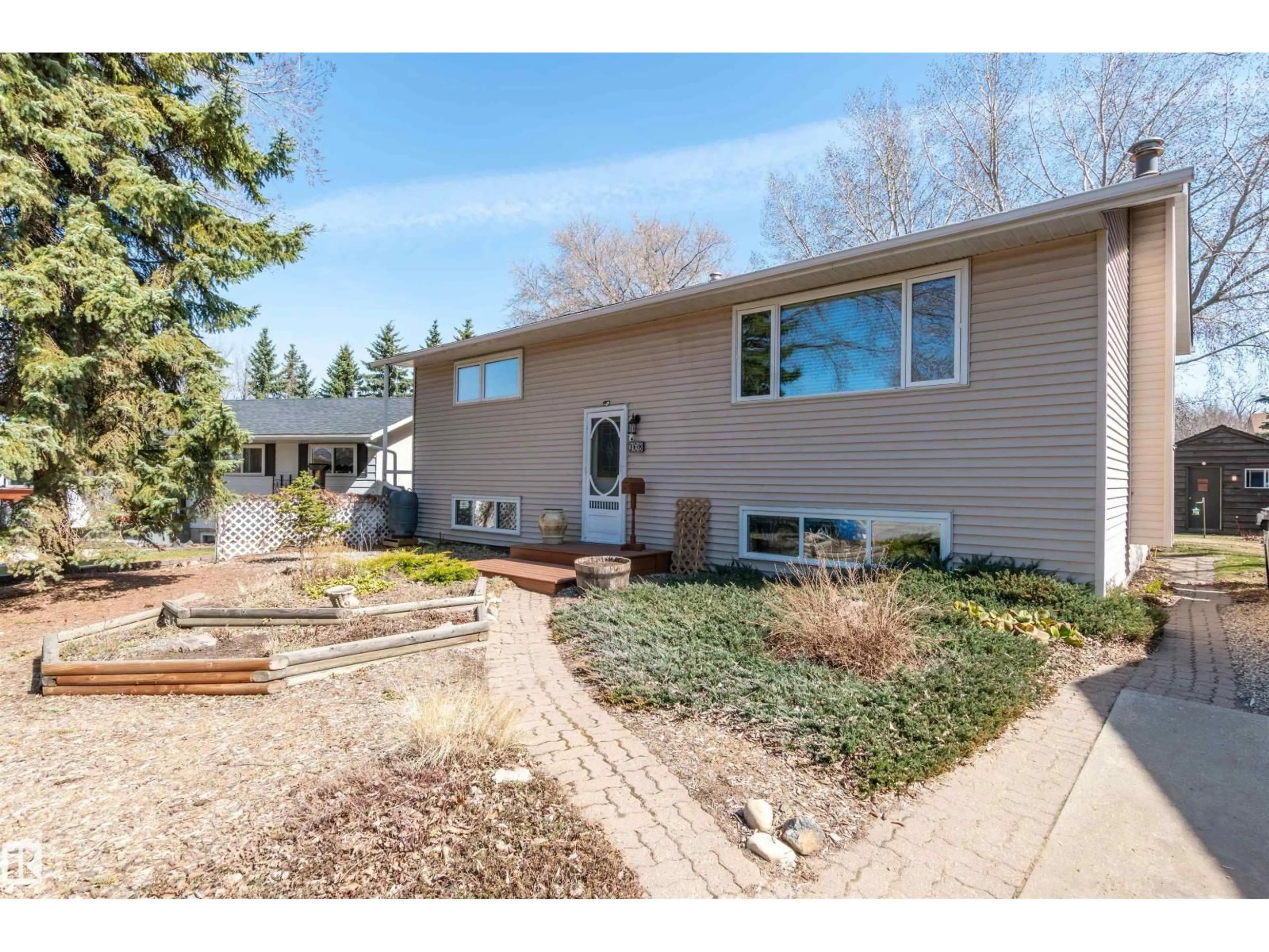 Home with vinyl exterior material, street for 108 MARION PL, Sherwood Park Alberta T8A0P3