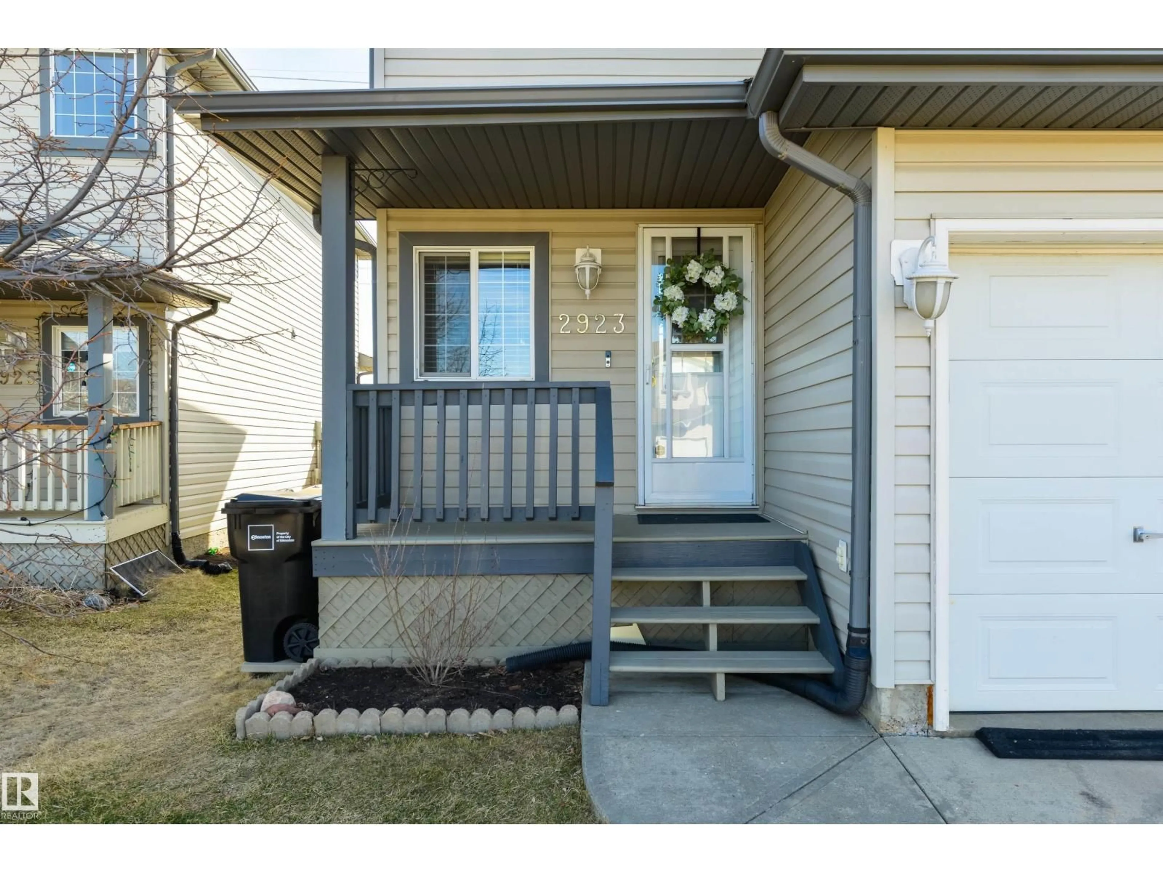 Indoor entryway for 2923 30 ST, Edmonton Alberta T6T1V2