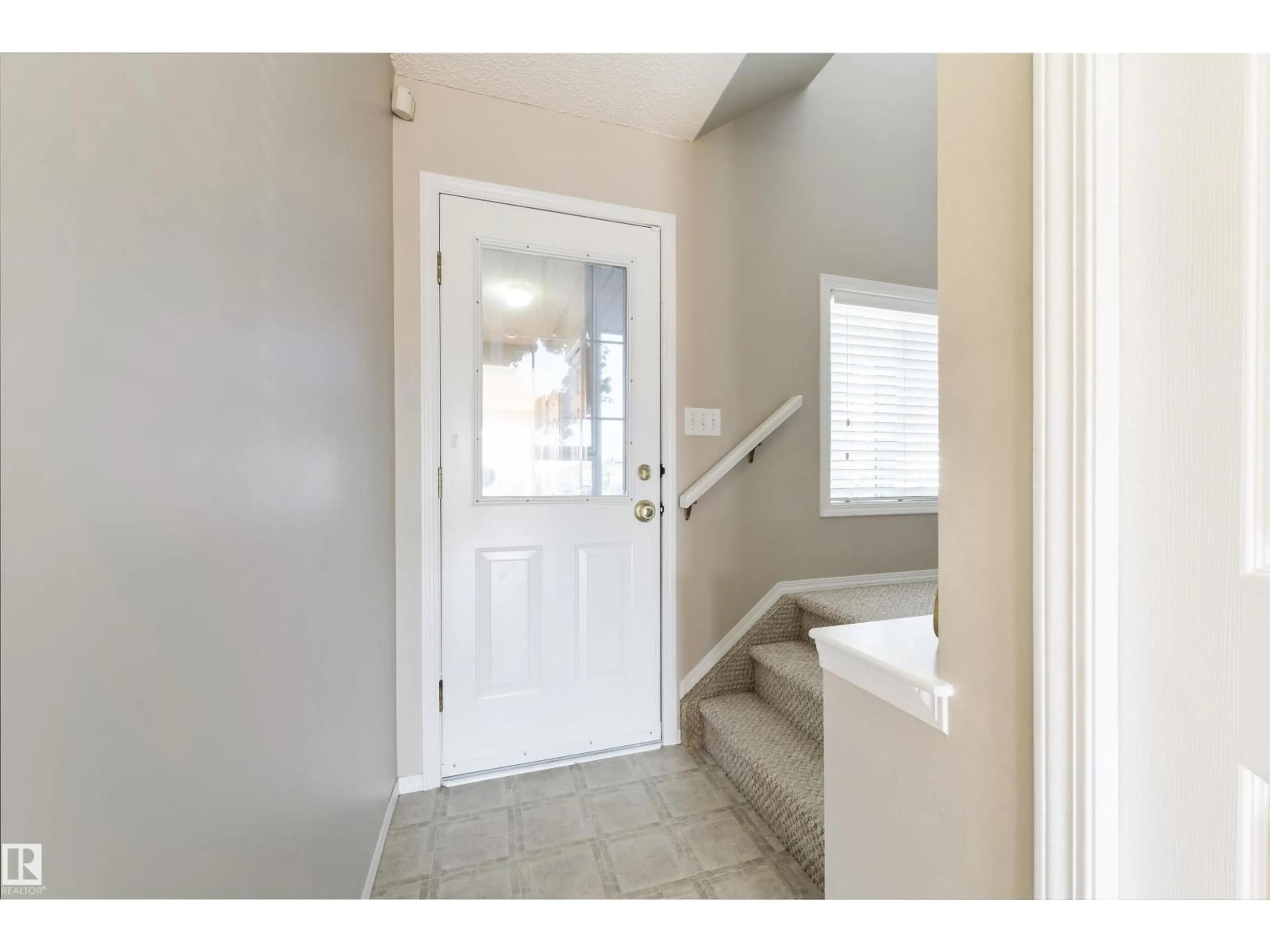 Indoor entryway for 2923 30 ST, Edmonton Alberta T6T1V2