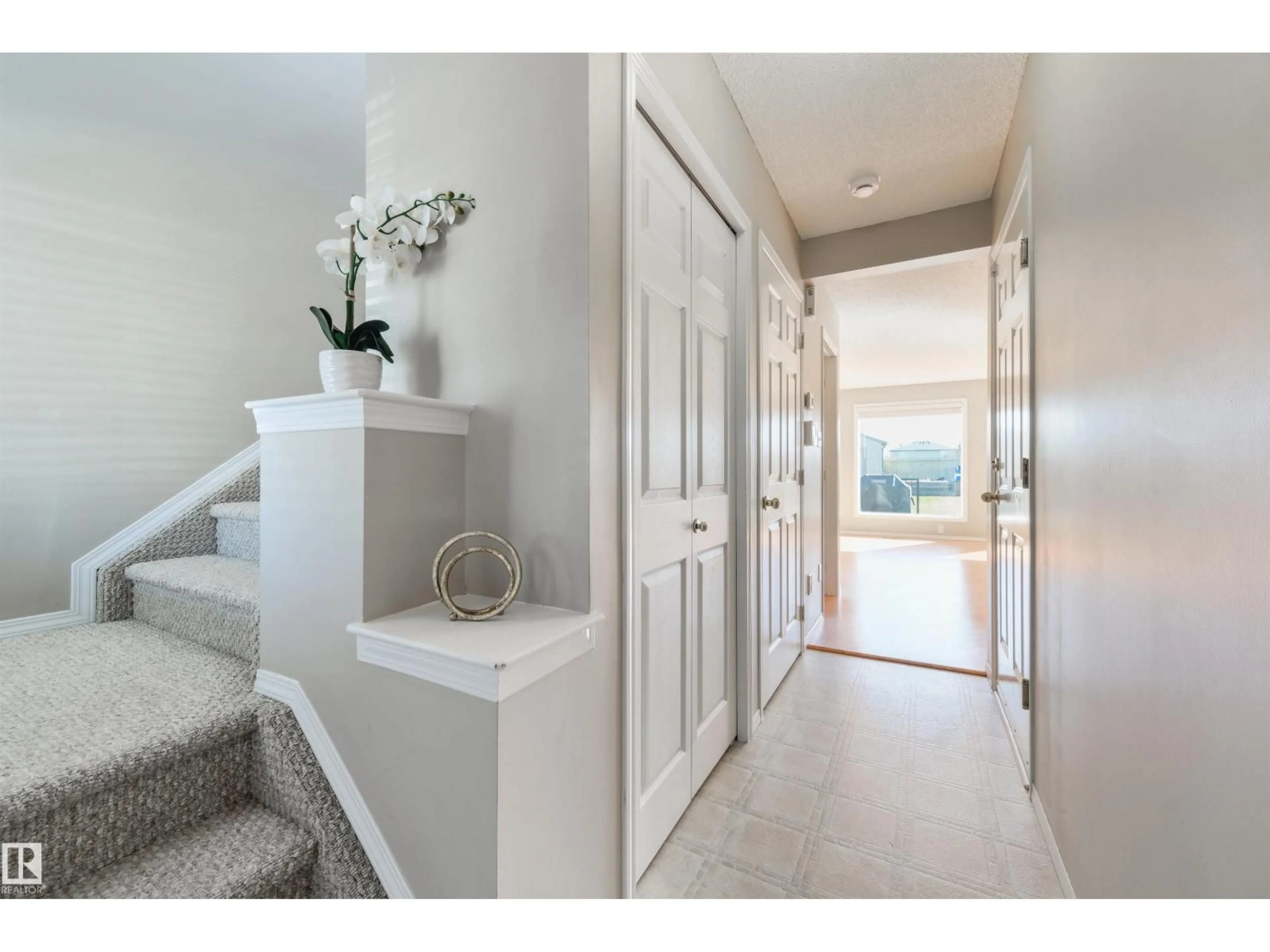 Indoor entryway for 2923 30 ST, Edmonton Alberta T6T1V2