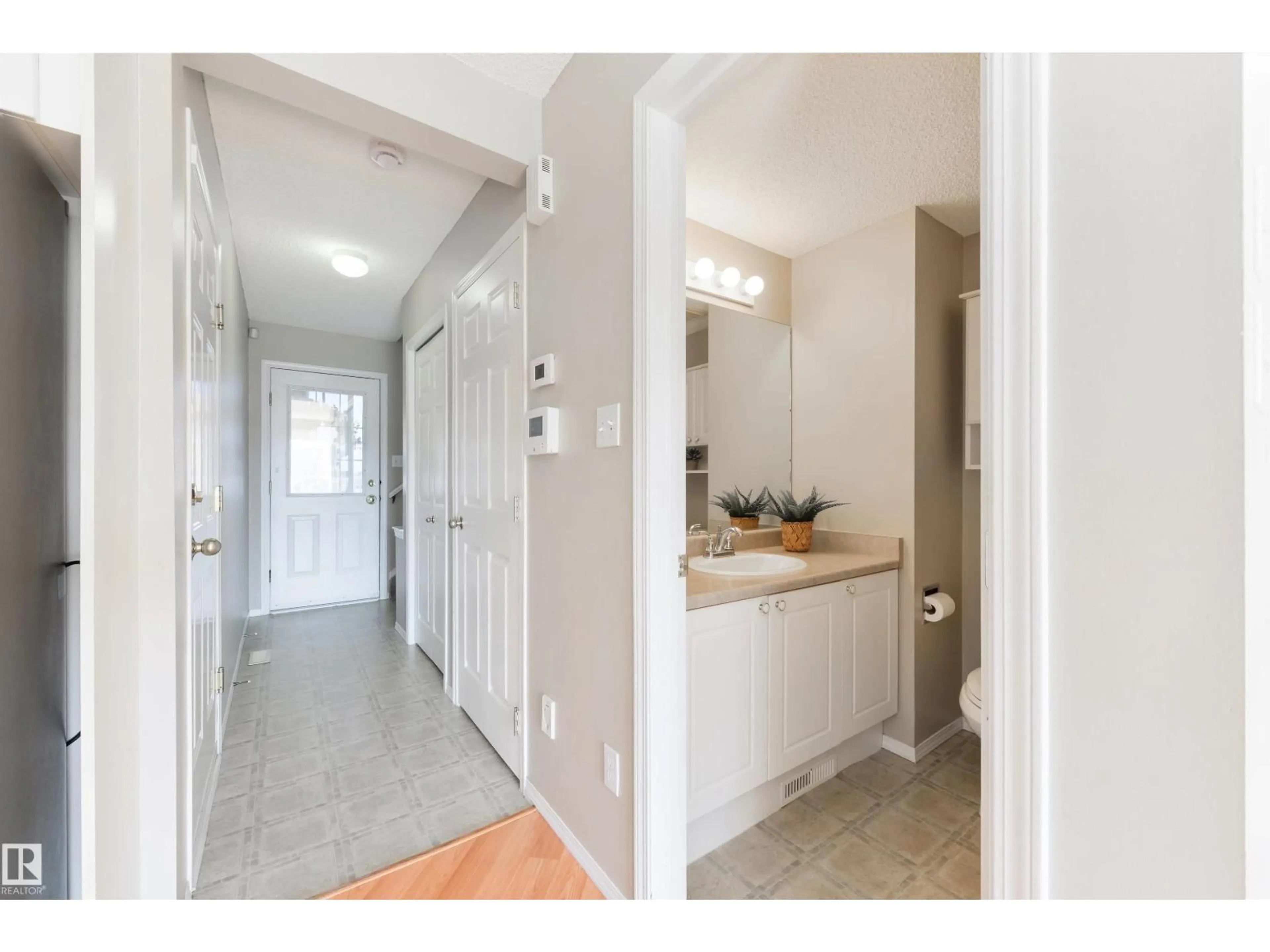 Indoor entryway for 2923 30 ST, Edmonton Alberta T6T1V2