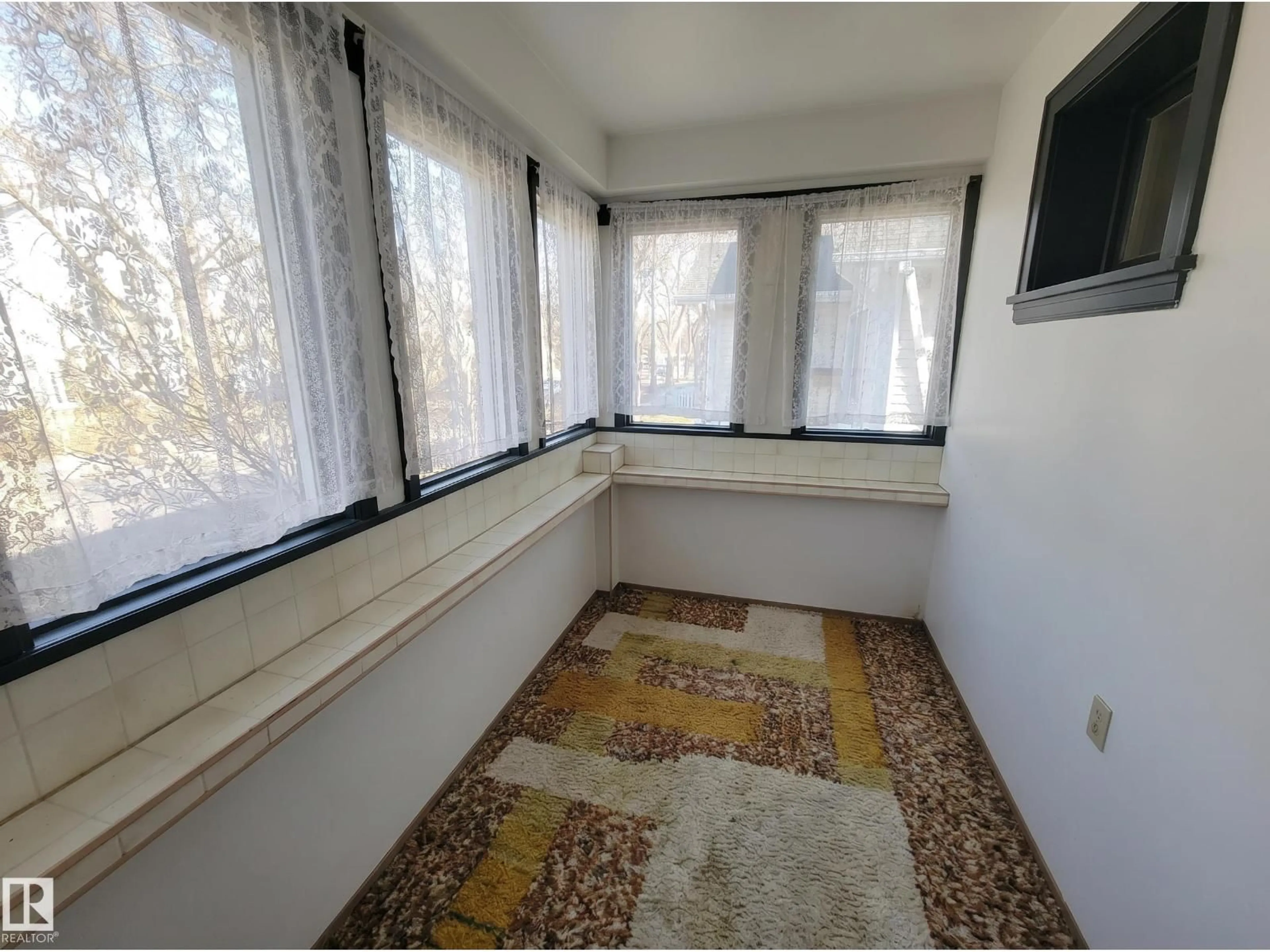 A pic of a room for NW - 11405 97 ST, Edmonton Alberta T5G1X6