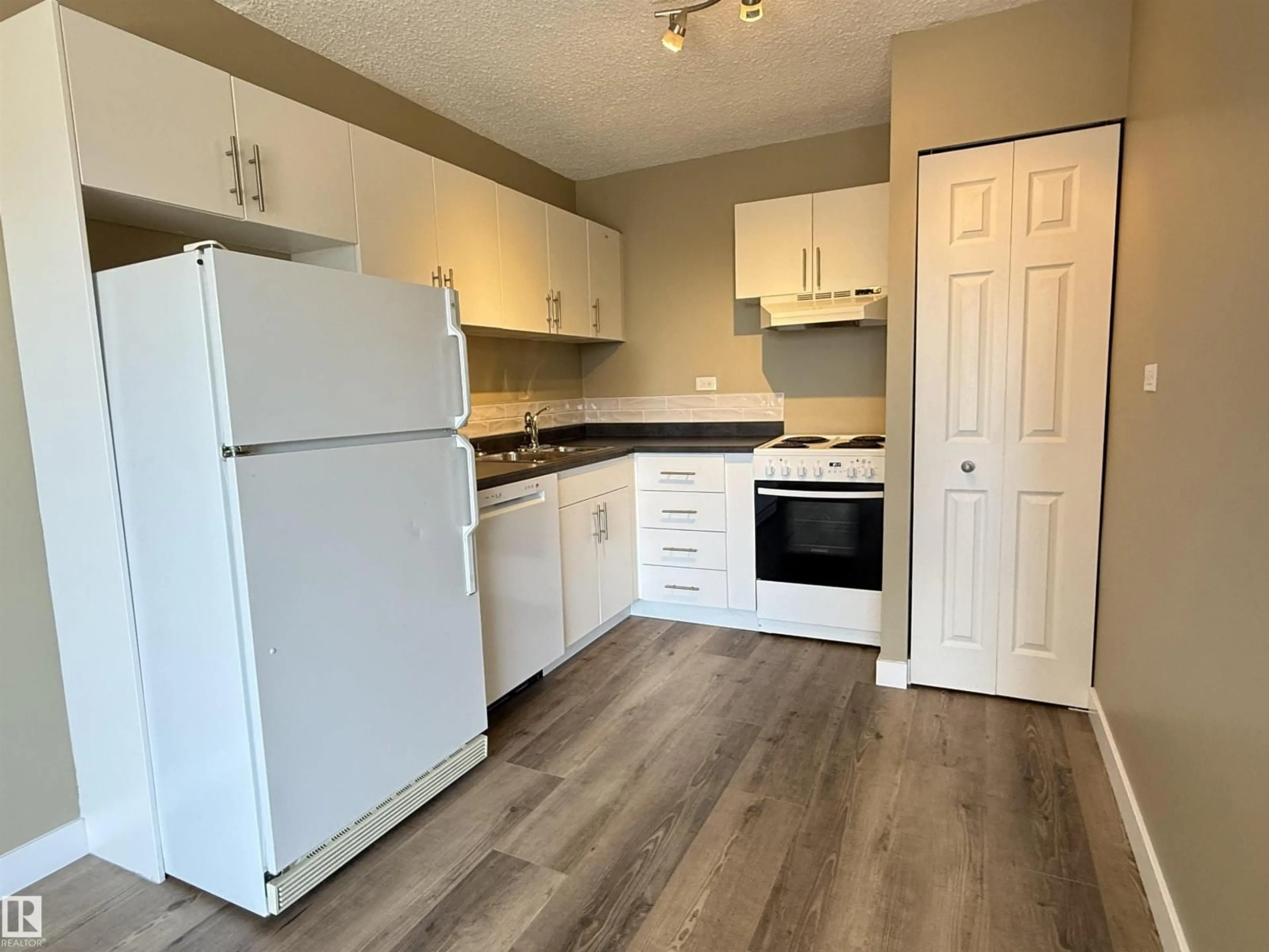 Standard kitchen, wood/laminate floor for 10150 - 505 117 ST, Edmonton Alberta T5K2J2